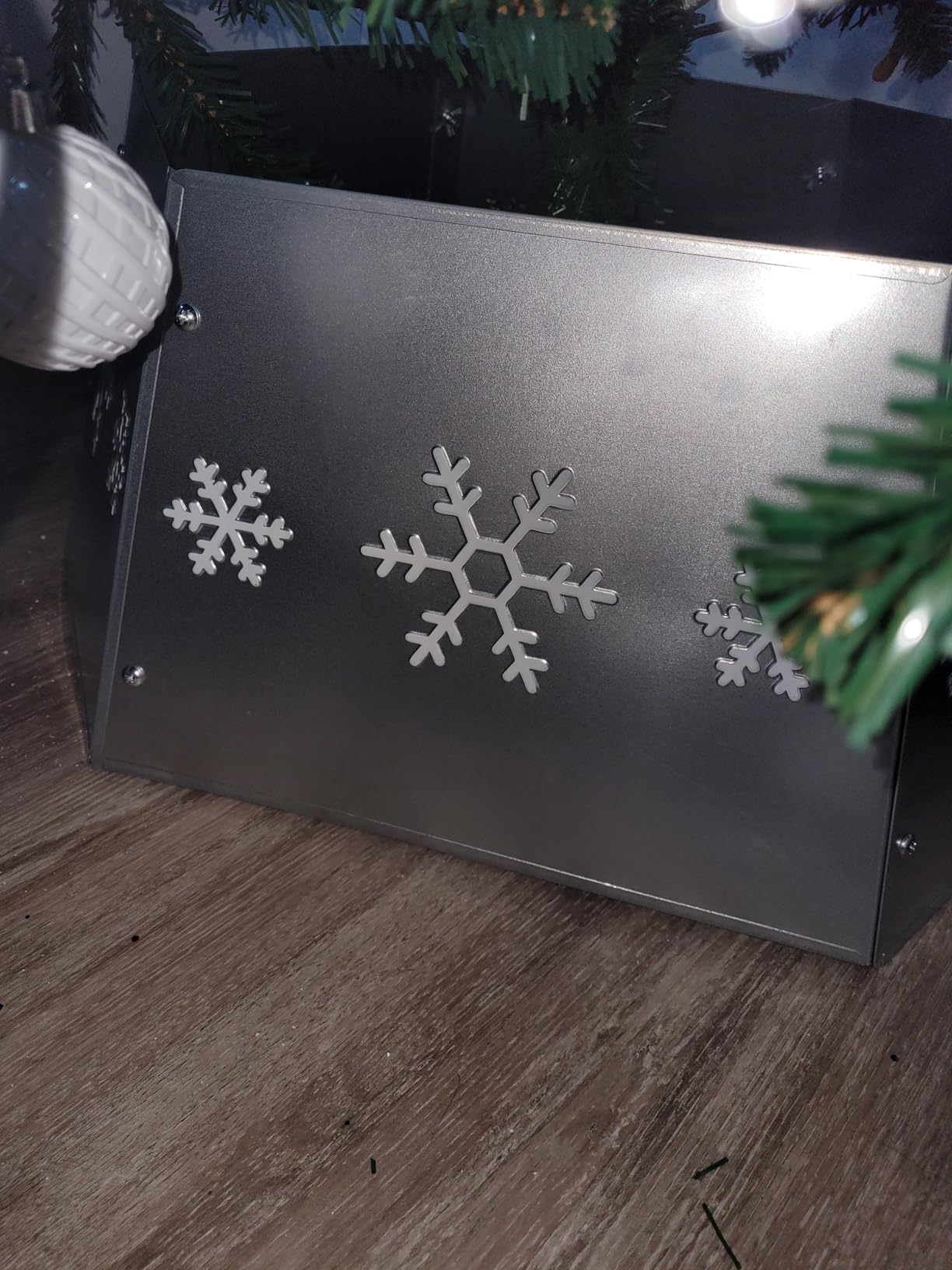Blissun Metal Christmas Tree Ring with Printed Snowflake, Willow Tree Skirt Base Stand (Gold) customer photo 2