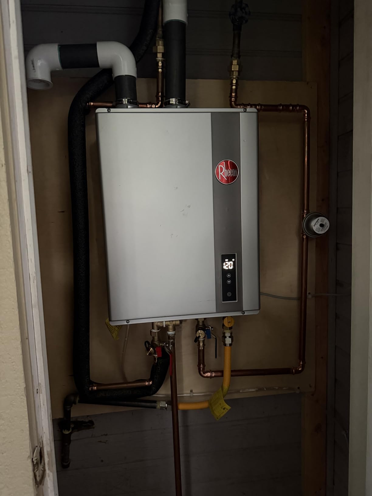 Rheem RTGH-95DVLN-3 RTGH Series 9.5 GPM 199,900 BTU 120 Volt Residential Indoor Natural Gas Tankless Water Heater Stainless Steel customer photo 1