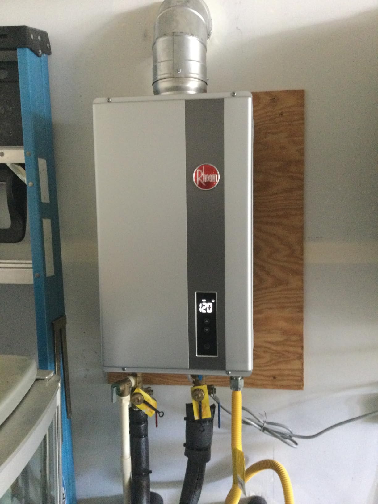Rheem RTG Series 9.5 GPM Natural Gas Tankless Water Heater Indoor | 199,900 BTUs High Efficiency On Demand, Continuous Hot Water | Non-Condensing customer photo 1