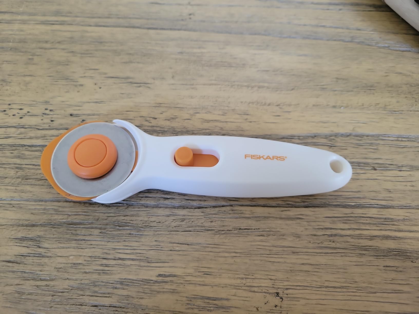 Fiskars 45mm Rotary Cutter for Fabric, Premium Steel Stick Fabric Cutter Cuts Through Multiple Layers, Right and Left Handed, Easy and Safe Blade Change, Arts and Crafts, Sewing and Quilting Tools customer photo 2