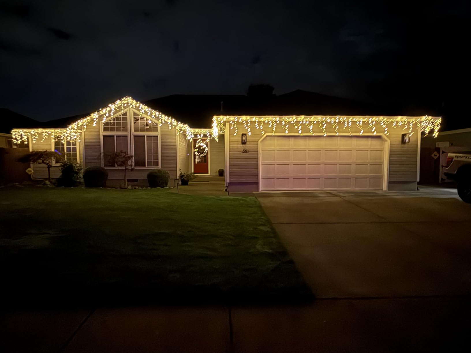 Toodour Christmas Icicle Lights Outdoor, 1224 LED 100ft 8 Modes Fairy Icicle String Light with 204 Drops, Led Christmas Lights Twinkle for Holiday, Party, Wedding, Eaves, Xmas Decorations (White) customer photo 1