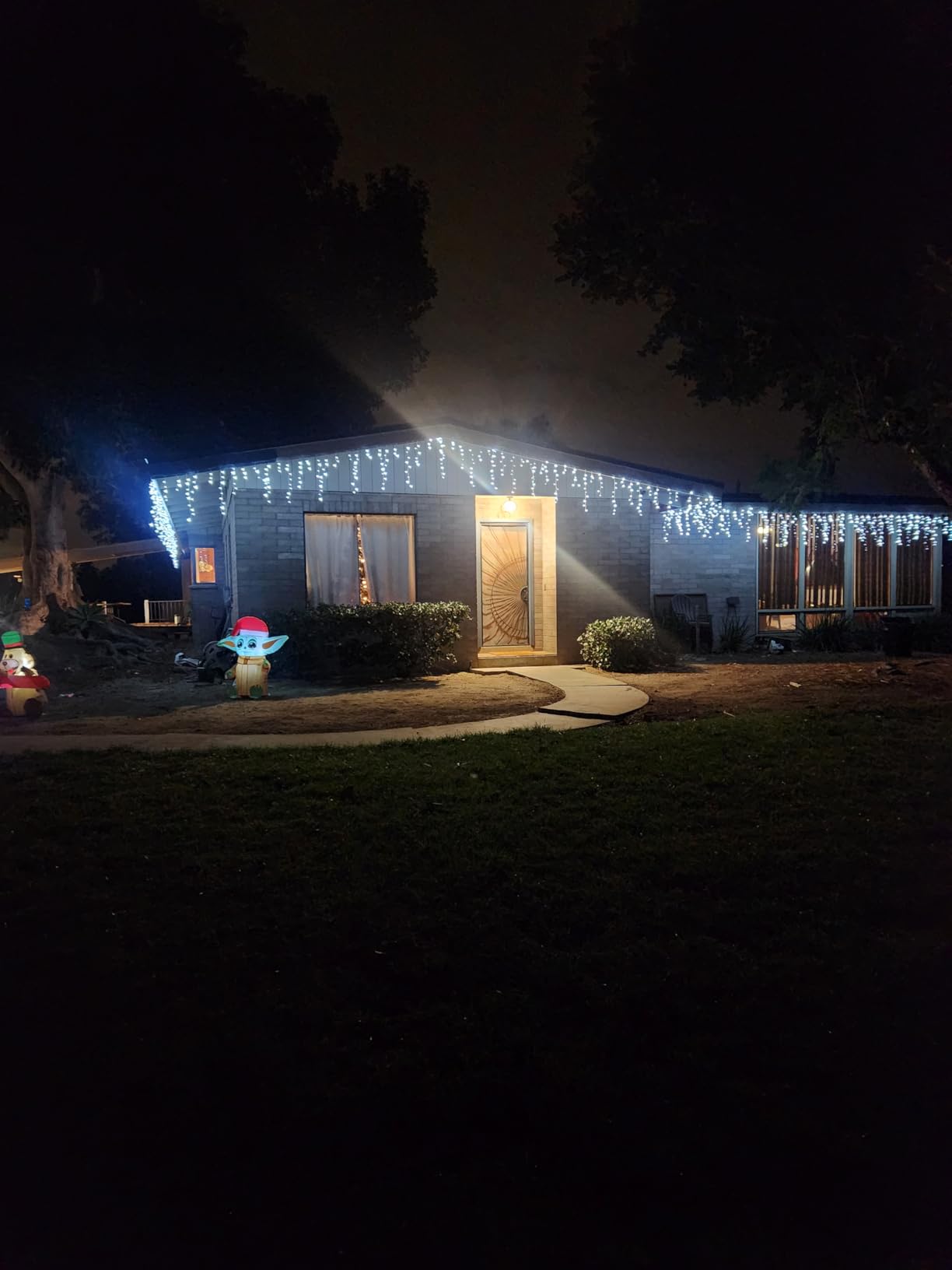 Toodour Christmas Icicle Lights Outdoor, 1224 LED 100ft 8 Modes Fairy Icicle String Light with 204 Drops, Led Christmas Lights Twinkle for Holiday, Party, Wedding, Eaves, Xmas Decorations (White) customer photo 2