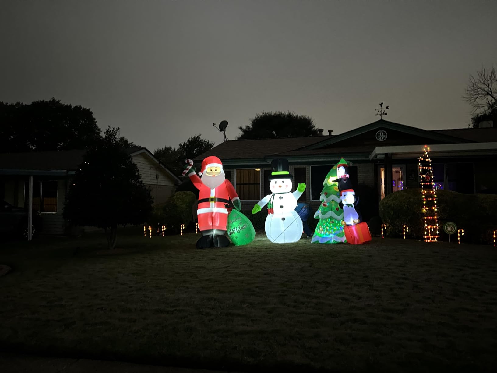 8 FT Christmas Inflatable Santa Claus with Candy and Big Gift Bag Outdoor Decor, Blow Up IP44 Weatherproof Xmas Decorations for Yard, Built-in LED Light for Gardern Lawn Indoor Winter Holiday customer photo 1
