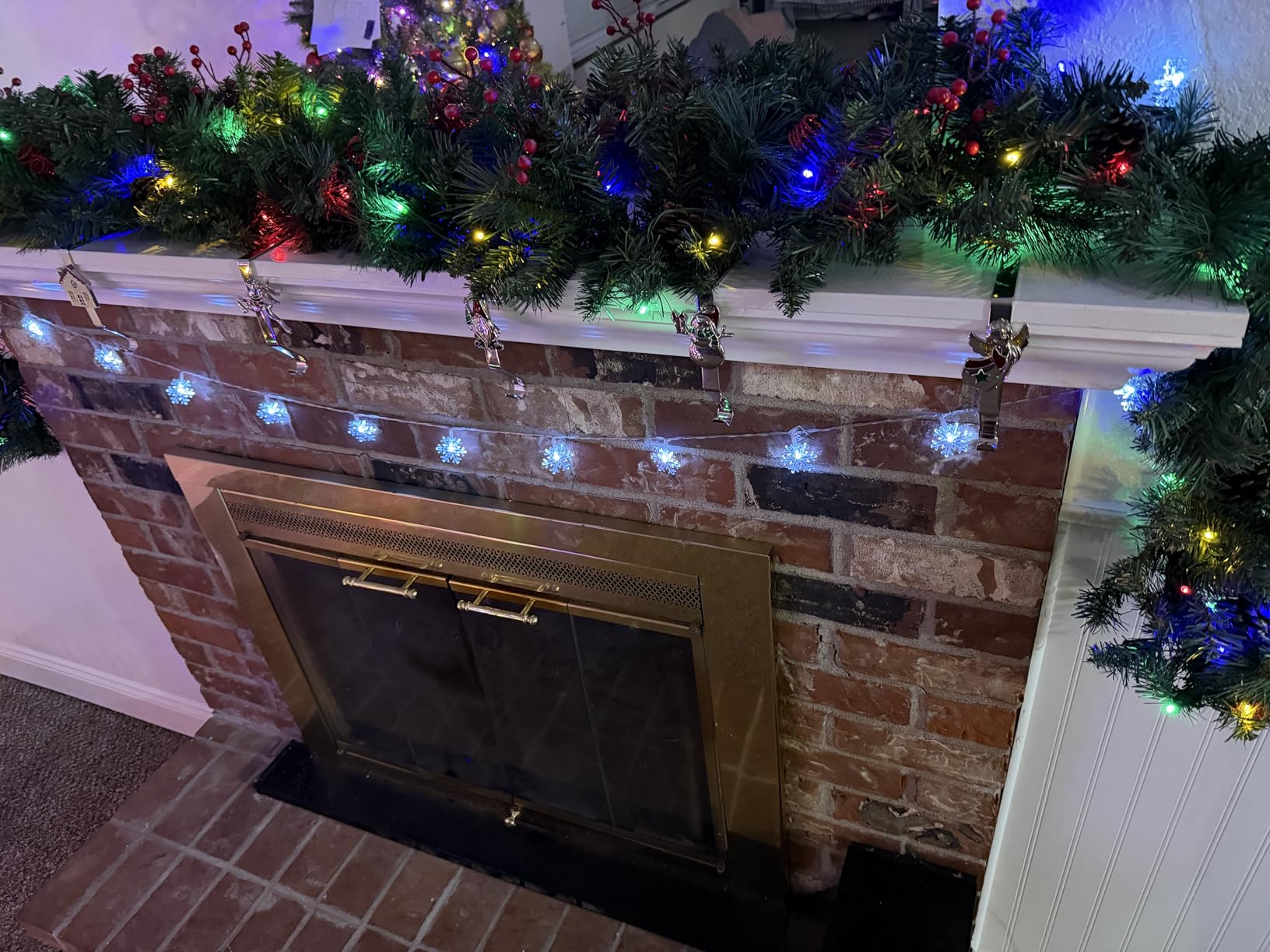 Christmas Garland with Lights 9FT, Lighted Christmas Garland Battery Powered 8 Lighting Modes, 50 LED Lights Garland, Red Berry, Christmas Pine Cone, for Stairs, Front Door, Christmas Decor customer photo 1
