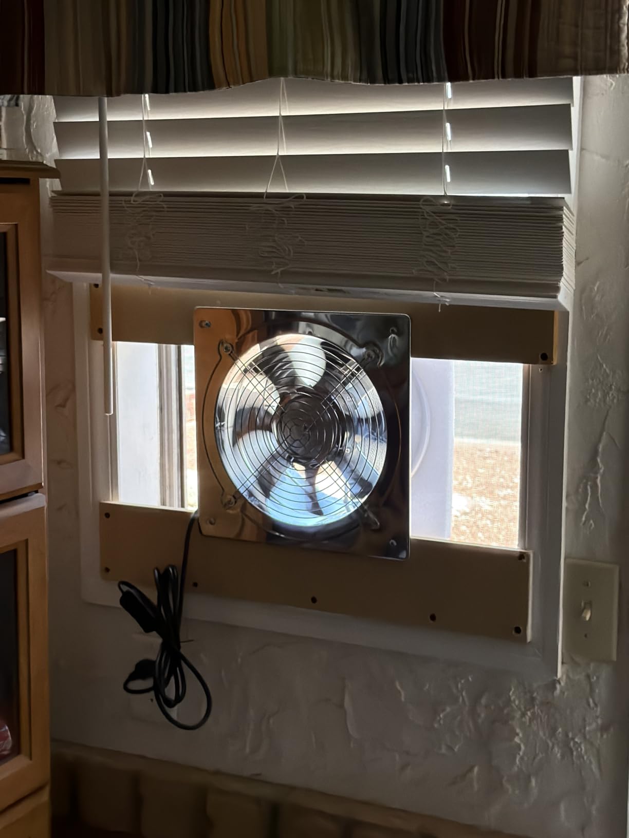 HG Power 10 Inch Metal Exhaust Fan with Switch, 988 CFM Powerful Garage Exhaust Fan with Damper, Potable Wall Mount Fan Fume Extractor Ventilation Fan for Shop, Shed, Basement, Chicken Coop, Silver customer photo 1