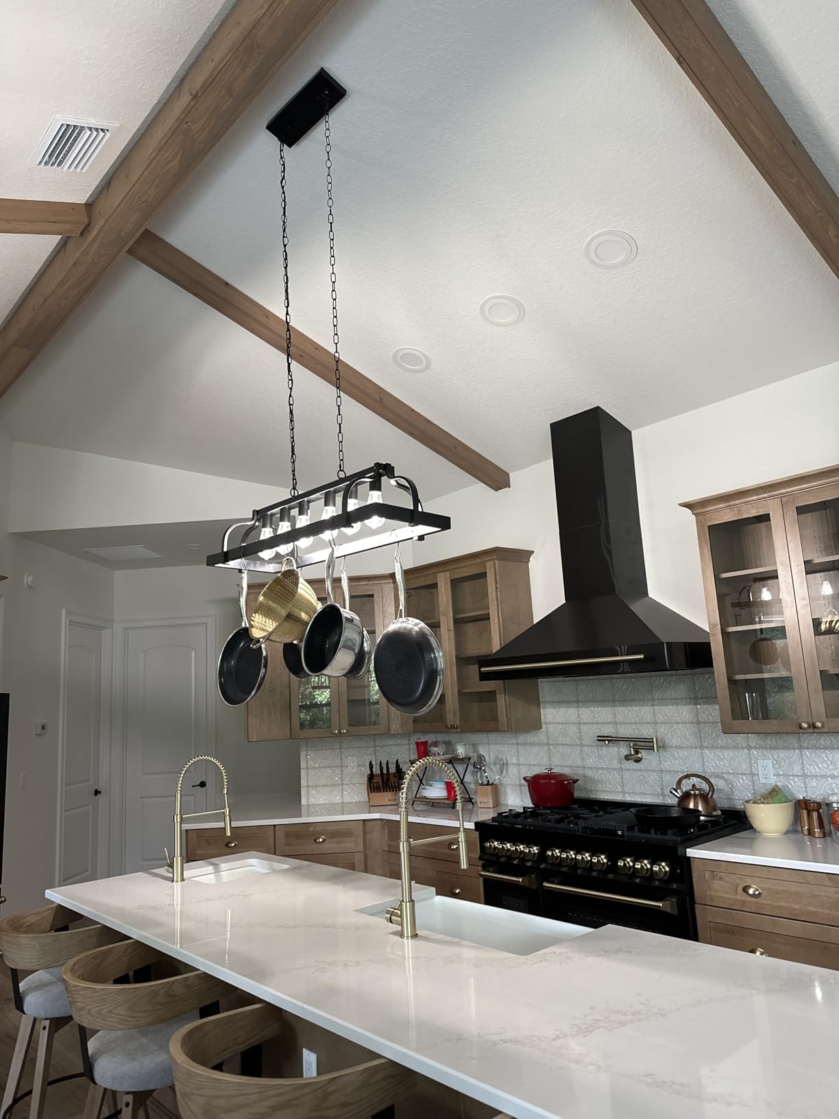 WUZUPS 5-Light Metal Chandelier Imitation Wood Grain Linear Pendant Ceiling Lighting Rustic Farmhouse Fixture Kitchen Island Dining Room, H 8.5