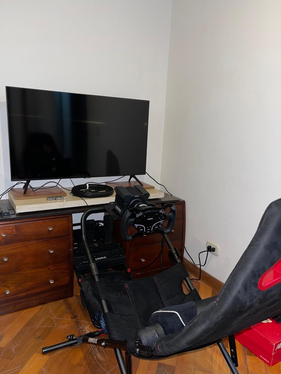 DIWANGUS Foldable Racing Simulator Cockpit for Logitech Thrustmaster MOZA customer photo 1