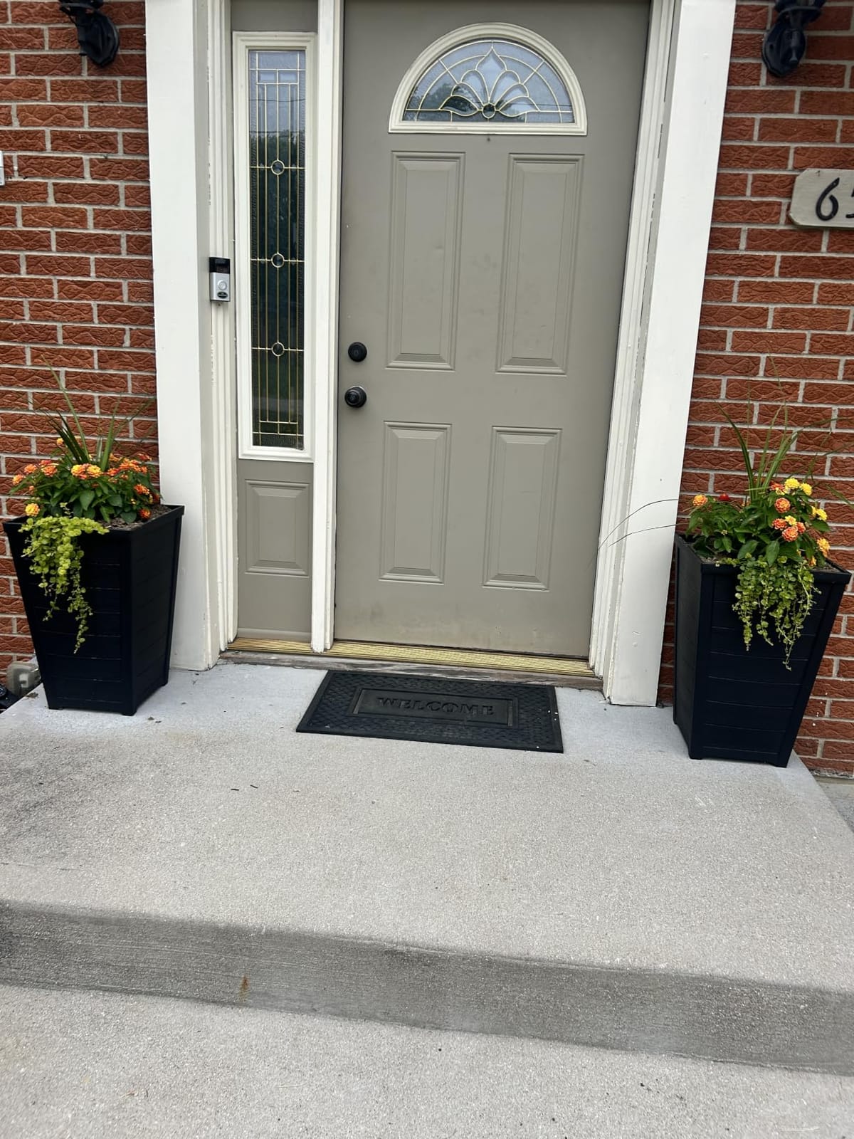 Keter Set of 2 Resin Modern Outdoor 22 Inch Tall Large Flower Pots, Tapered Wood Look Planters for Outdoor Plants and Front Porch Decor, Graphite customer photo 2