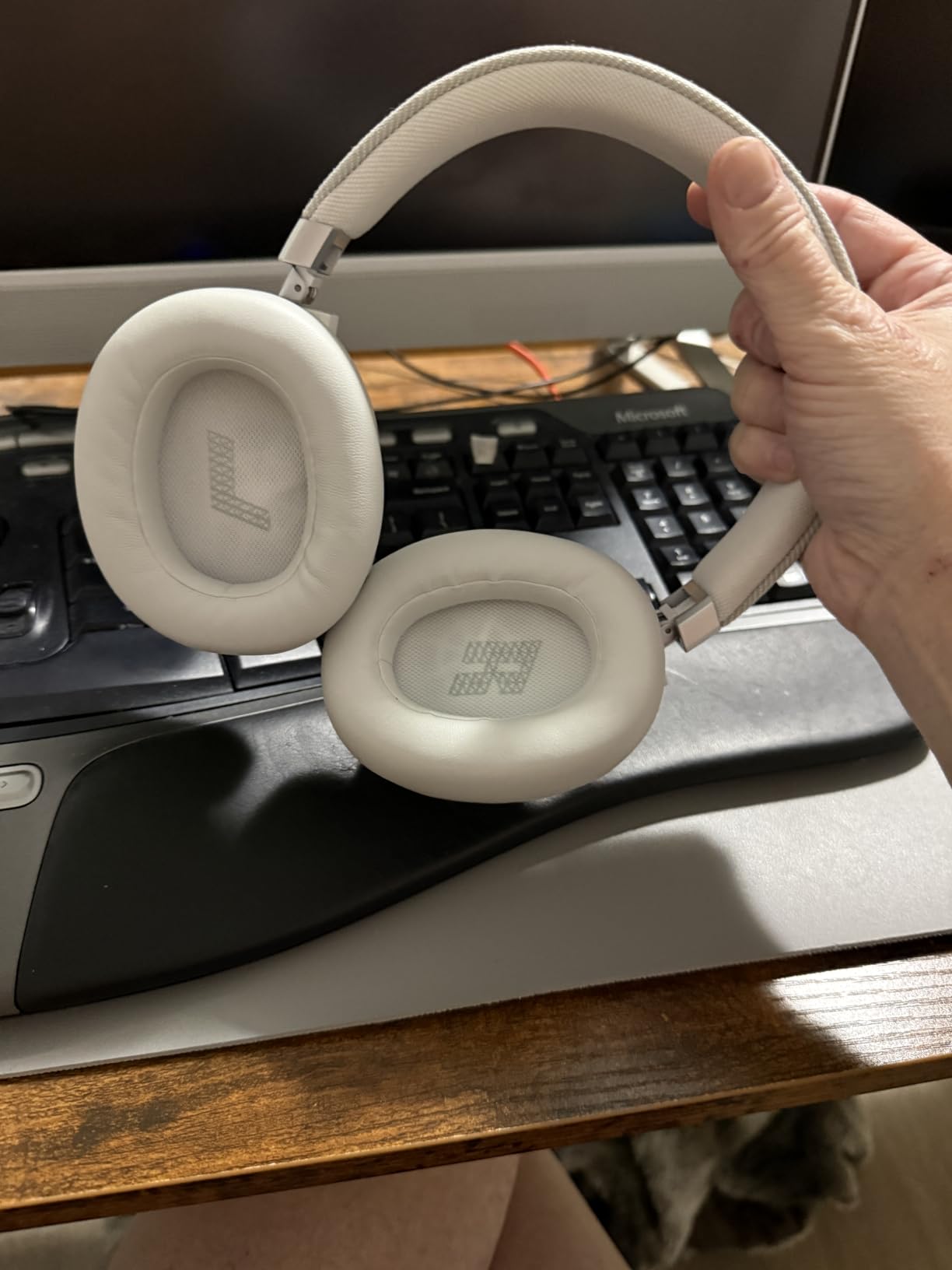 JBL Live 770NC - Wireless Over-Ear Headphones with True Adaptive Noise Cancelling with Smart Ambient, Up to 65 Hours of Battery Life, Comfort-fit Fabric Headband & Carrying Pouch (Blue) customer photo 2