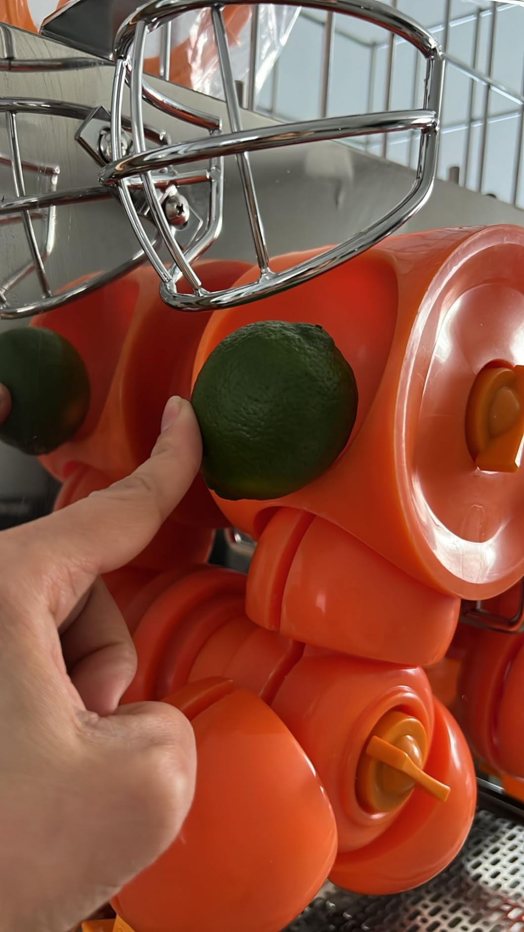 VEVOR Commercial Orange Juicer Machine, 120W Automatic Feeding Juice Extractor, Stainless Steel Juice Extractor for 25 Oranges Per Minute, with Pull-Out Filter Box, PC Cover, 2 Peel Collecting Buckets customer photo 1