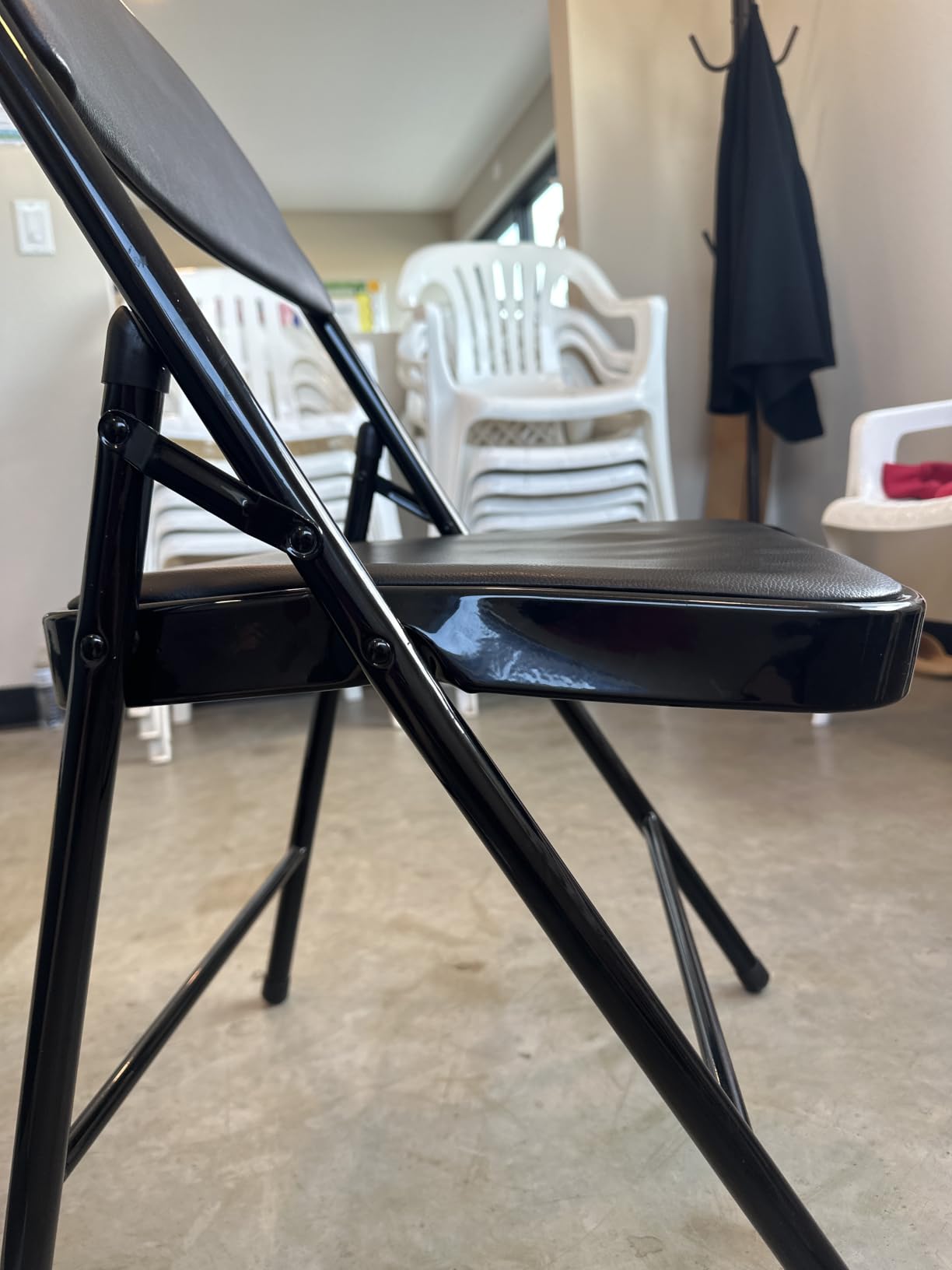 VINGLI 10 Pack Folding Chairs with Padded Seats, Metal Frame with Pu Leather Seat & Back, Capacity 350 lbs, Black customer photo 2