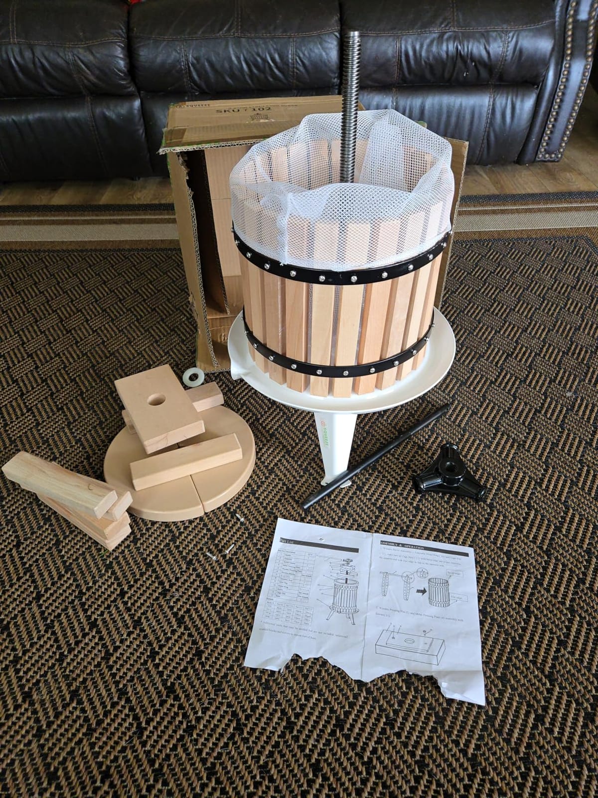 SQUEEZE master Fruit Apple Cider Wine Classic Press-Blue-1.6 Gallon/6L-Solid Wood Basket-Vintage traditional juicer-Pole Handle Bar for Juice,Wine,Cider-1 free filter bag included customer photo 2