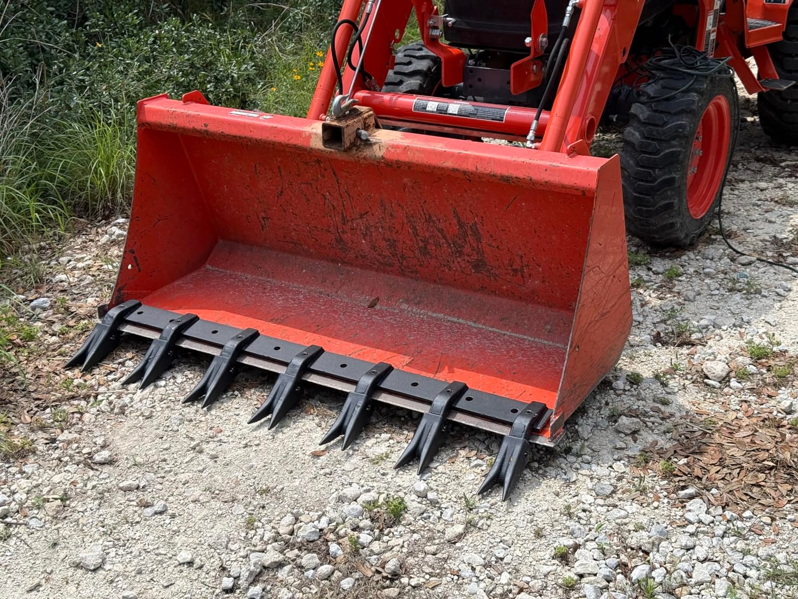 VEVOR Bucket Tooth Bar, 53'', Heavy Duty Tractor Bucket Teeth Bar for Sub-Compact Tractor Loader, 4560 lbs Load-Bearing Capacity, Fits Bucket Cutting Edges Sized 1/2