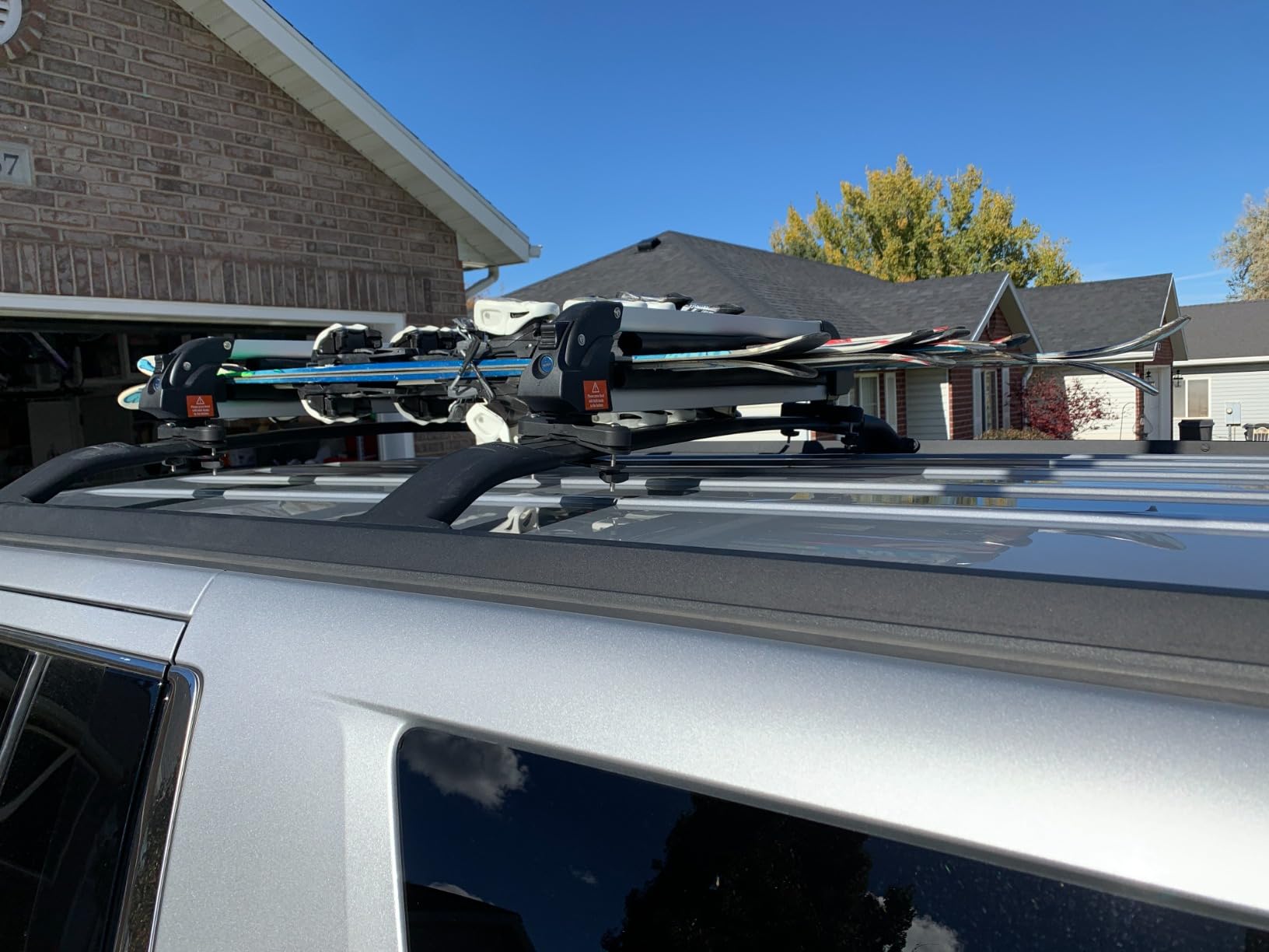 VEVOR Universal Car Roof Rack - Fit Most Crossbars, Carry up to 6 Pairs of Skis or 4 Snowboards, Aluminum Snowboard Ski Rack with Lock & Rubber Padding customer photo 2