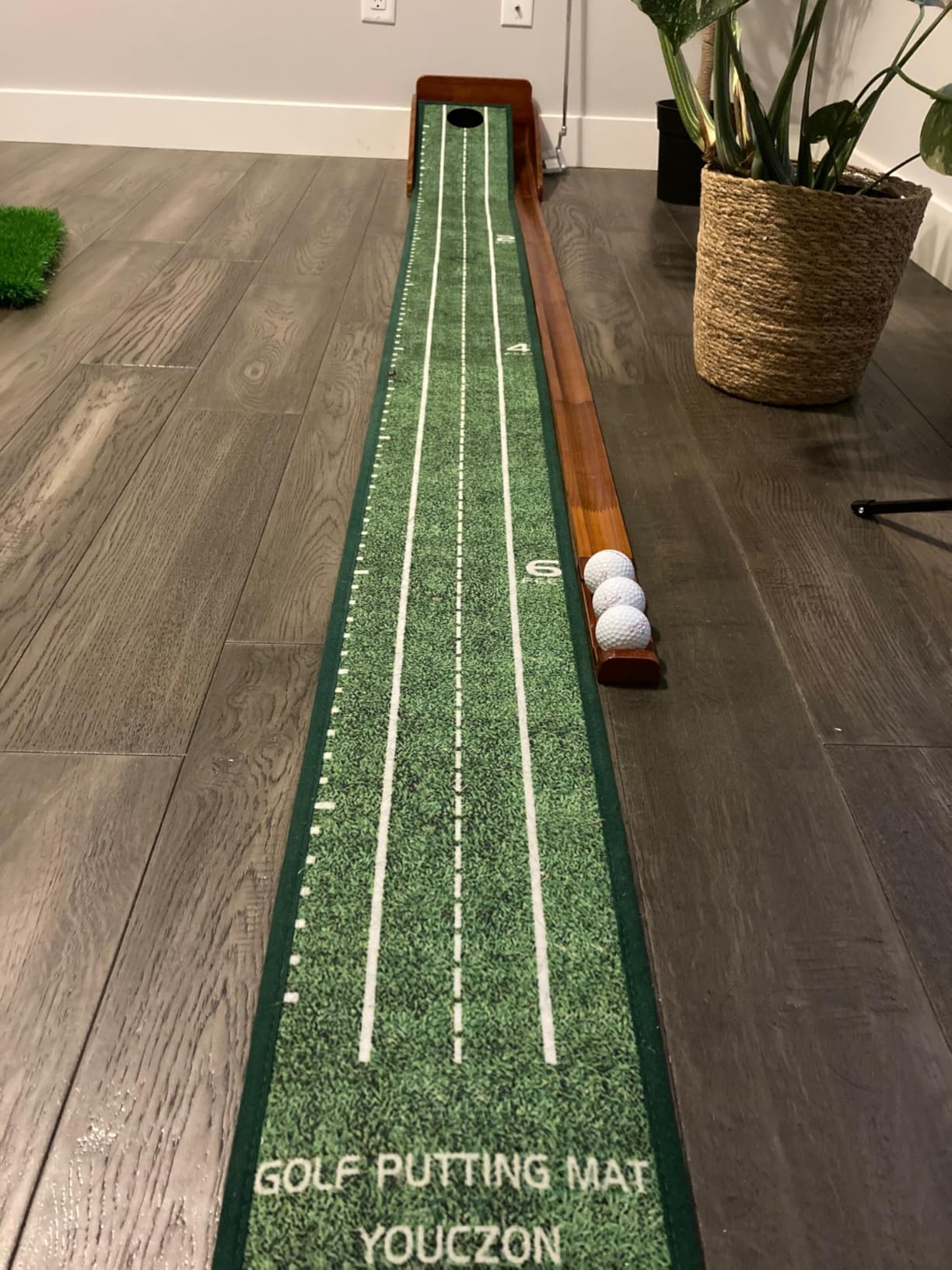 YOUCZON Putting Green Indoor,Golf Putting Mat with Auto Ball Return,Premium Crystal Velvet Surface, Practice Putting mat, Perfect Training Aid & Gift for Golf Lovers Christmas customer photo 1