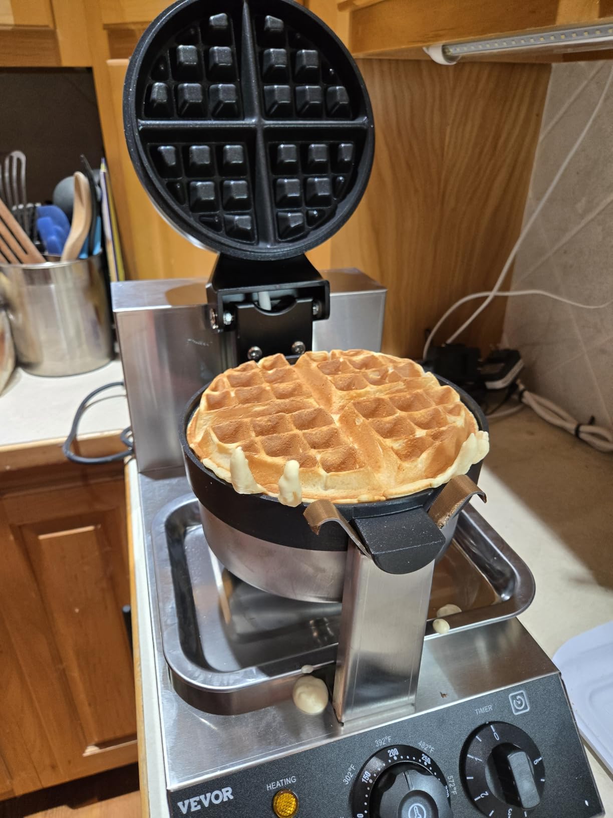 VEVOR Commercial Waffle Maker, Dual-Head Round Waffle Baker Machine, 2460W Non-Stick Stainless Steel Belgian Waffle Iron with Temp and Time Control, Handle, for Restaurant Bakery Snack Bar Family customer photo 1