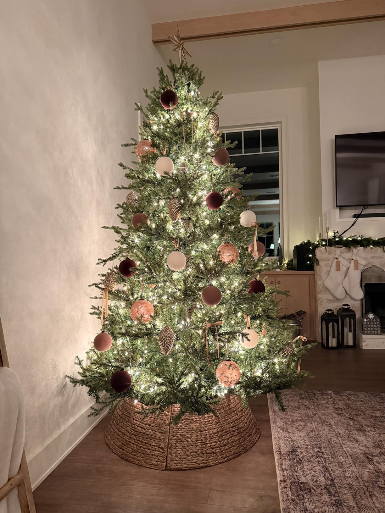 Best Choice Products 42in Christmas Tree Collar, Woven Hyacinth 4-Piece Holiday Rattan Tree Skirt Accessory for Home w/Cord Cut-Out - Chestnut customer photo 1