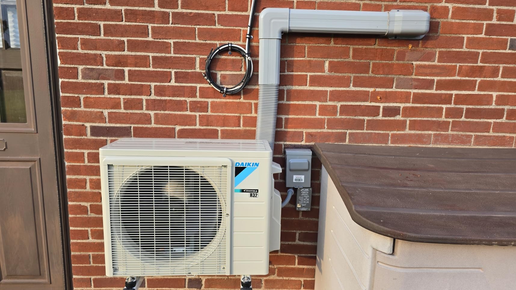 Daikin 9,000 BTU 21 SEER2 Oterra R32 Series Heat Pump Mini Split A/C customer photo 1