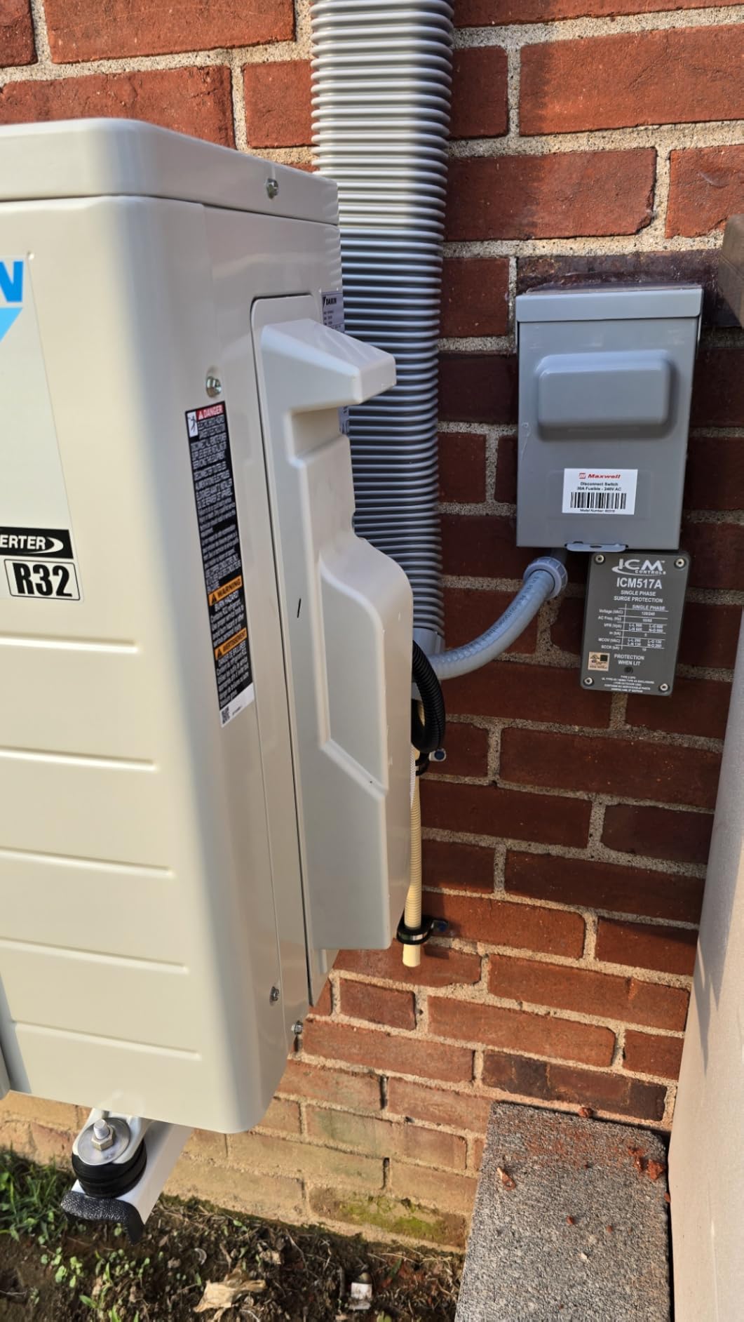 Daikin 9,000 BTU 21 SEER2 Oterra R32 Series Heat Pump Mini Split A/C customer photo 2