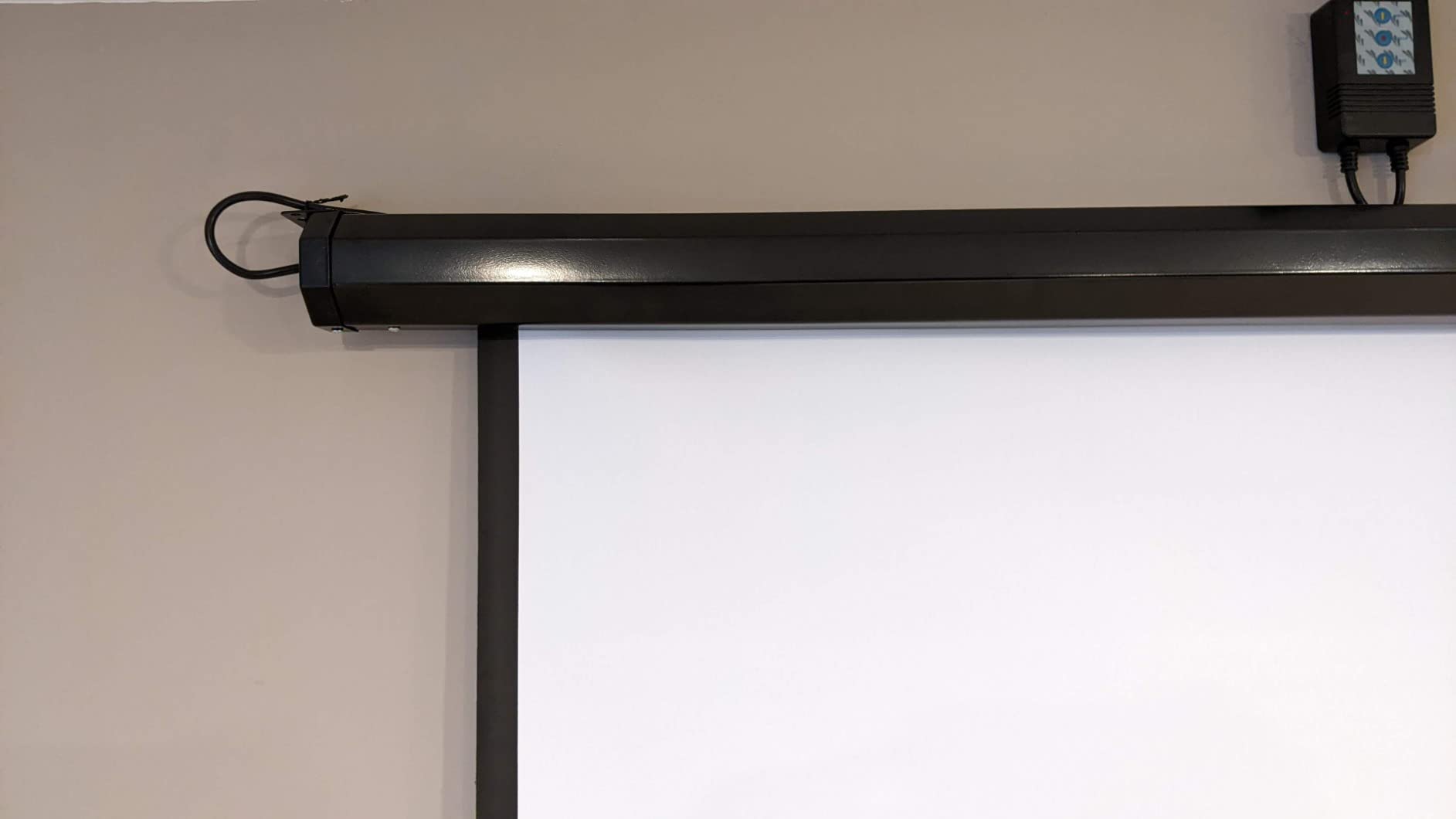 Kayle 120 Inch Motorized Projector Screen w/Wireless Remote, Black, 16:9 customer photo 2