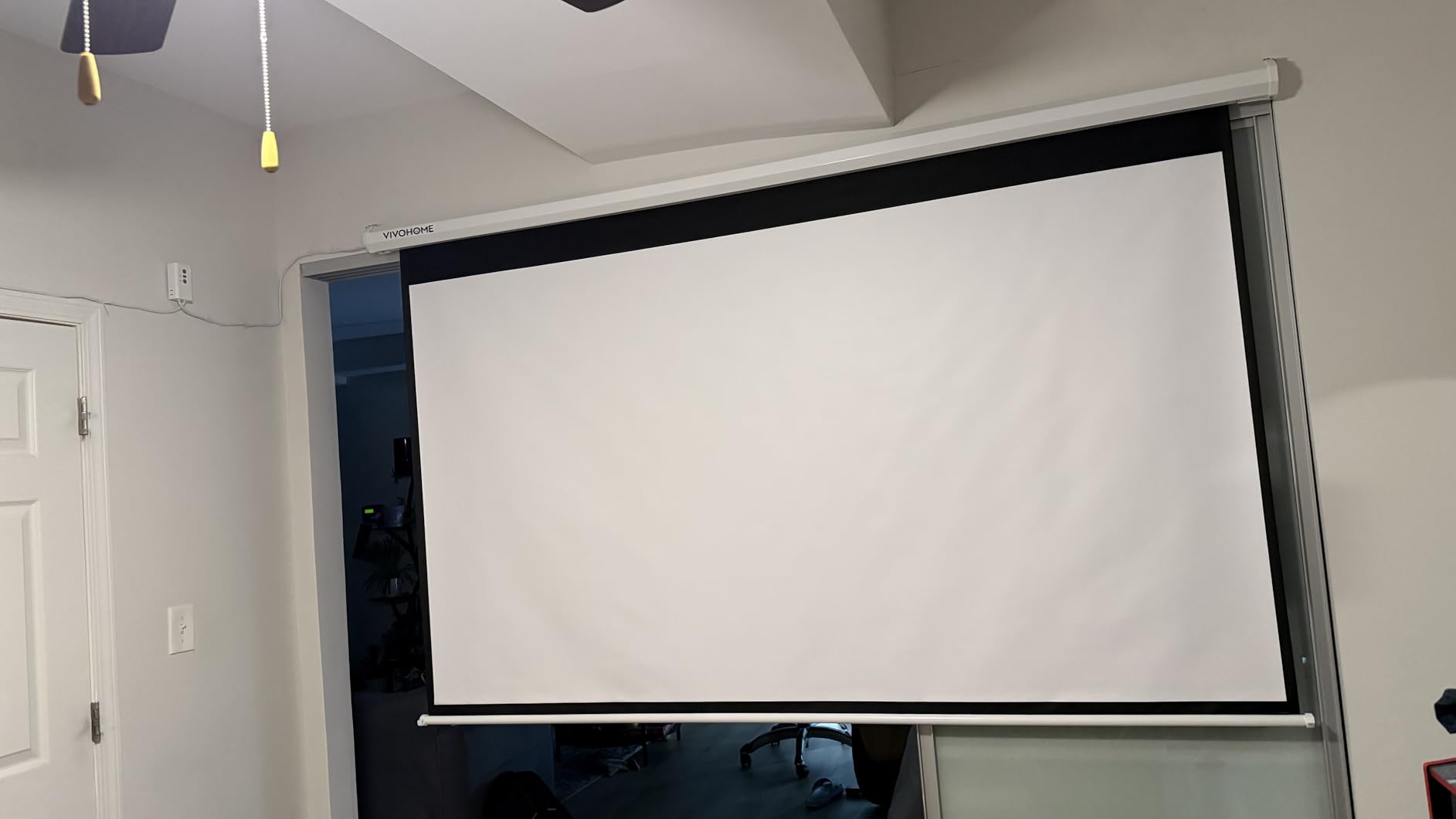 VIVOHOME 84 Inch 16:9 Motorized Projector Screen, Black customer photo 2