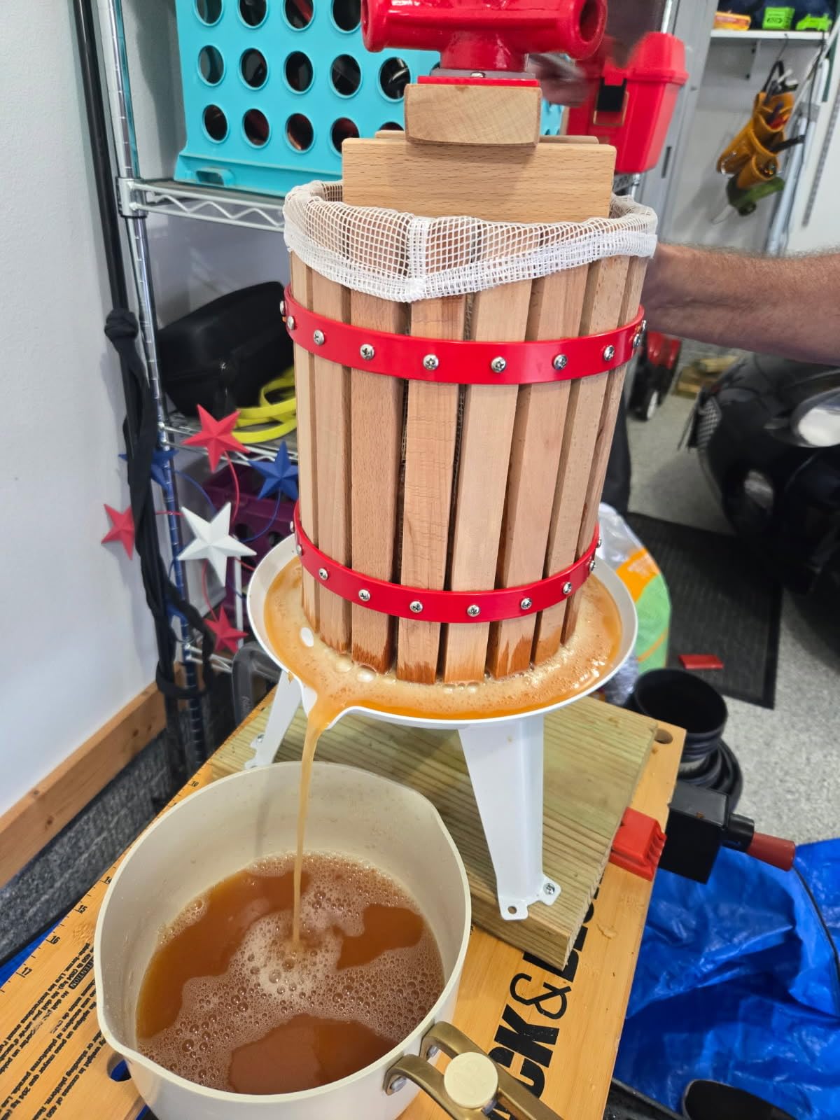 VEVOR 1.6 Gal/6L Fruit Wine Press, Solid Wood Basket with 8 Blocks, Heavy Duty Manual Juice Maker, Cider Apple Grape Tincture Honey Olive Oil Making Press with Handle for Kitchen, Home customer photo 1