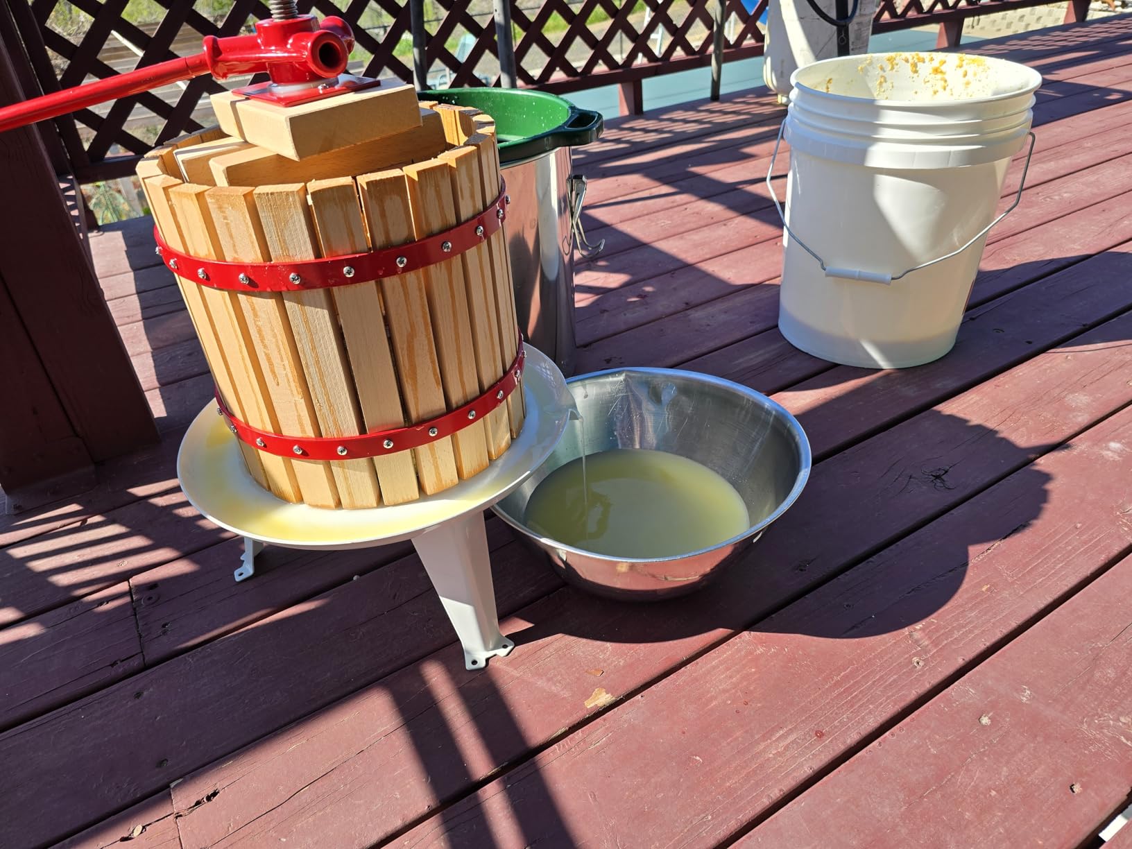 VEVOR 1.6 Gal/6L Fruit Wine Press, Solid Wood Basket with 8 Blocks, Heavy Duty Manual Juice Maker, Cider Apple Grape Tincture Honey Olive Oil Making Press with Handle for Kitchen, Home customer photo 2