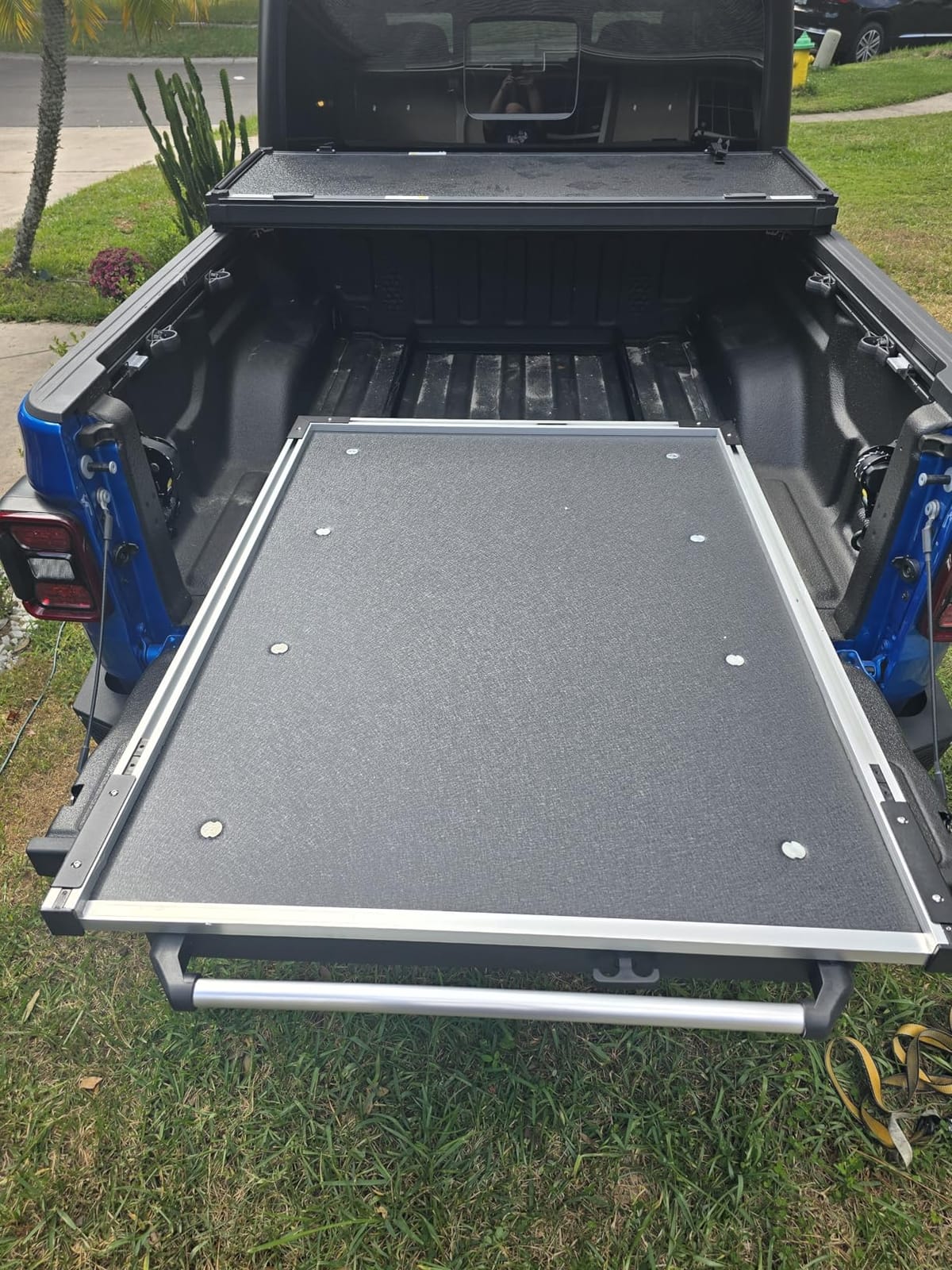 VEVOR Sliding Truck Bed Organizer, 65 x 48-Inch Heavy Duty Truck Bed Storage Drawer with 1000 lbs Capacity, Features 6 Movable Rings for Securing, 2-Postion Slide Out Tray for Pickup Trucks, Black customer photo 2