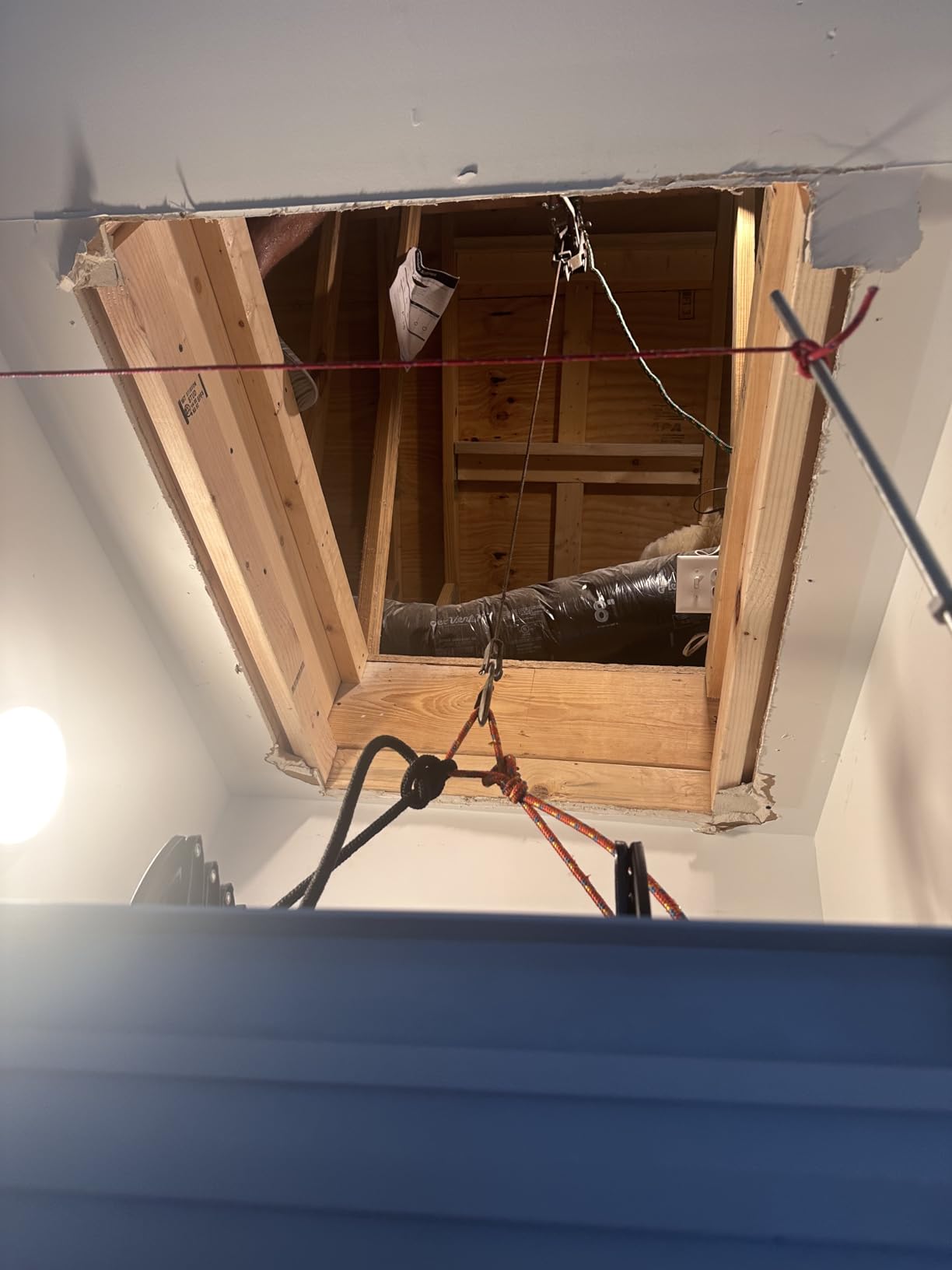 VEVOR Attic Ladder, 660LBS/299.4KG Capacity, Fits 10.5 to 11 ft Ceiling Height and 39.4 x 27.5 inch Opening Size, Alloy Steel Pull-Down Retractable Ceiling Stair with Pulling Rod for Attic Loft Roof customer photo 1