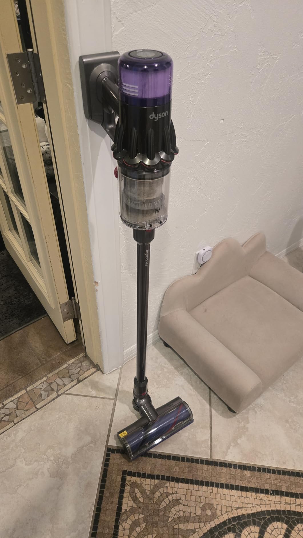 Dyson V9 Motorbar Cordless Vacuum, Cleans Hard Floors and Carpets, Detangles, Converts to Handheld, 100AW, 3 Power Modes, Up to 40 Minutes¹ customer photo 2