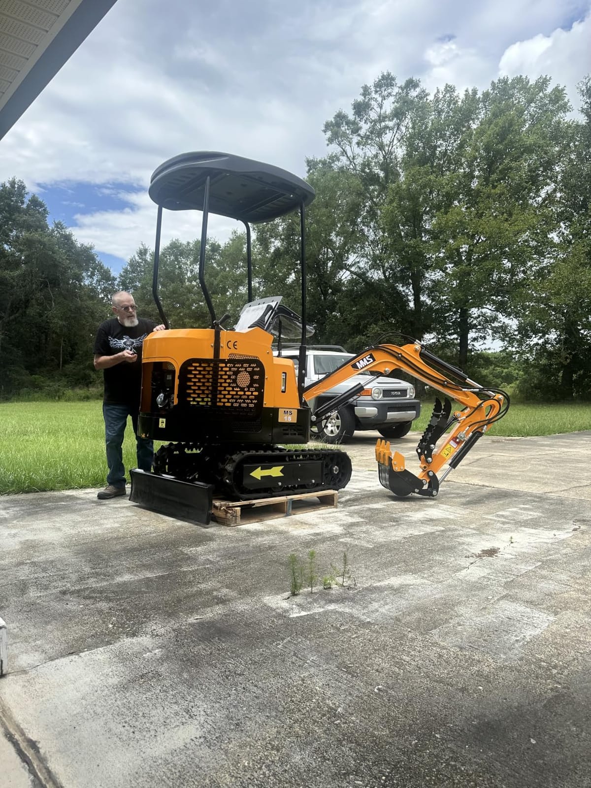 MMS15 1.5 Ton Mini Excavator 13.5 HP Gas Engine with Side Swing Boom, Hydraulic Thumb Clamp, Digger Machine for Backyard Landscaping Garden Path Tight Spaces Construction, Unloading Included customer photo 2