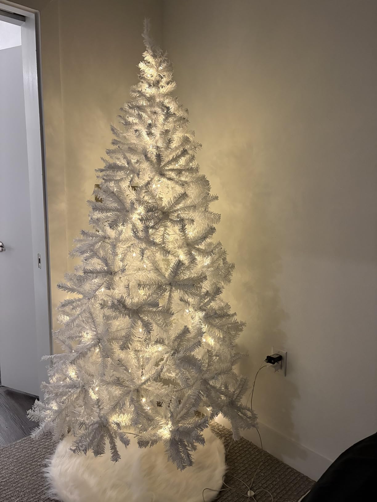 Best Choice Products 6ft Artificial Christmas Tree, Frosted Premium Unlit Hinged Design, Dense Partially Snow Flocked Branches Realistic Holiday Décor​ w/Easy Assembly, Base customer photo 1