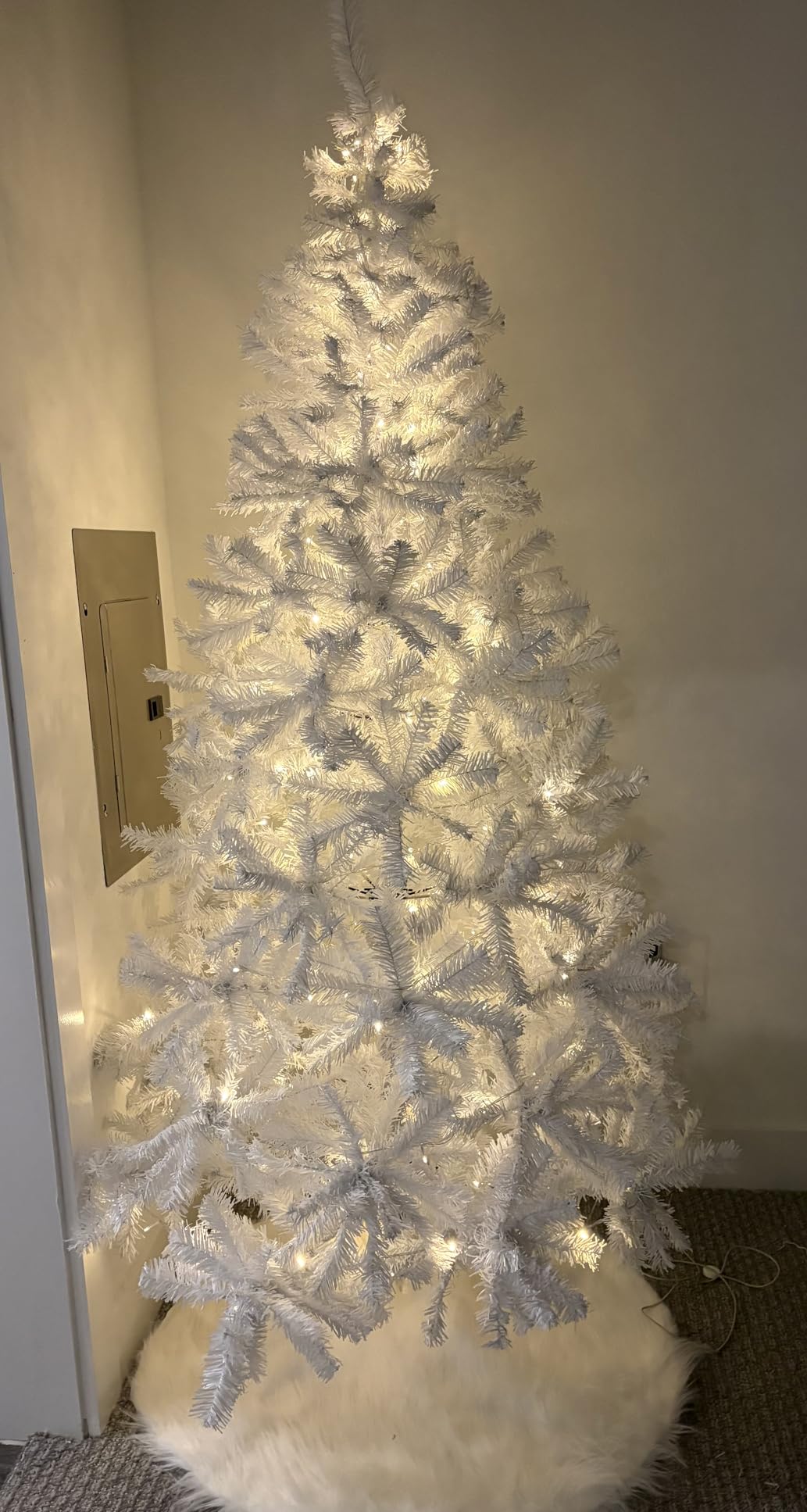 Best Choice Products 6ft Artificial Christmas Tree, Frosted Premium Unlit Hinged Design, Dense Partially Snow Flocked Branches Realistic Holiday Décor​ w/Easy Assembly, Base customer photo 2