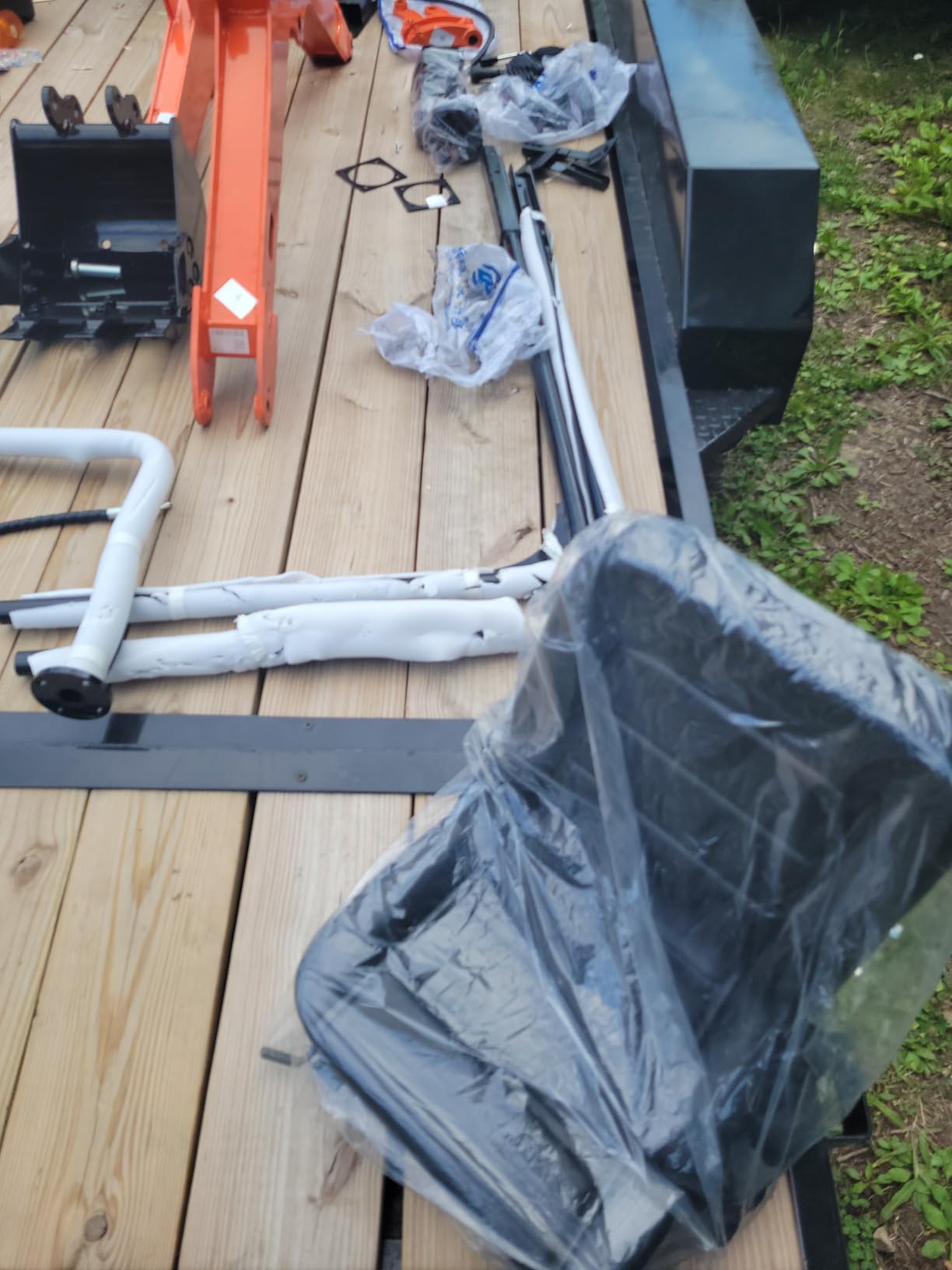 2650lb Mini Excavator, 90% Pre-Assembled with 13.5HP Gas Engine, Securely Shipped in Wooden Crate Packaging, Hydraulic Thumb, Quick Connect Attachments for Garden, Farm & Small Construction customer photo 2