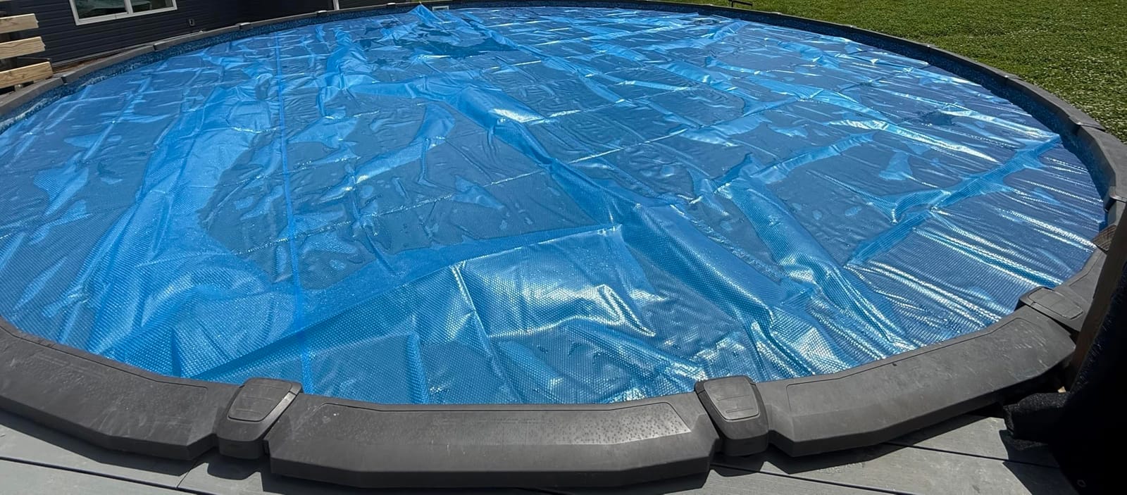 VEVOR Solar Pool Cover 32 x 16 ft 16 Mil Pool Bubble Cover Blue & Black customer photo 2