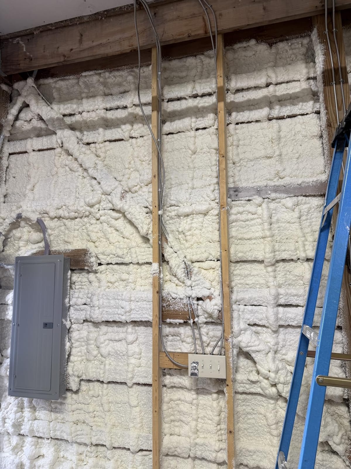 STANLEY F 990P Supercoat Spray Foam Insulation Kit - Closed Cell Spray Foam Covers Up to 480 Sq.Ft.,(11.32 / 2 inch R-Value) - Gun, Cleaner, Safety Items Included - 27.1 oz, 24 Pack customer photo 1
