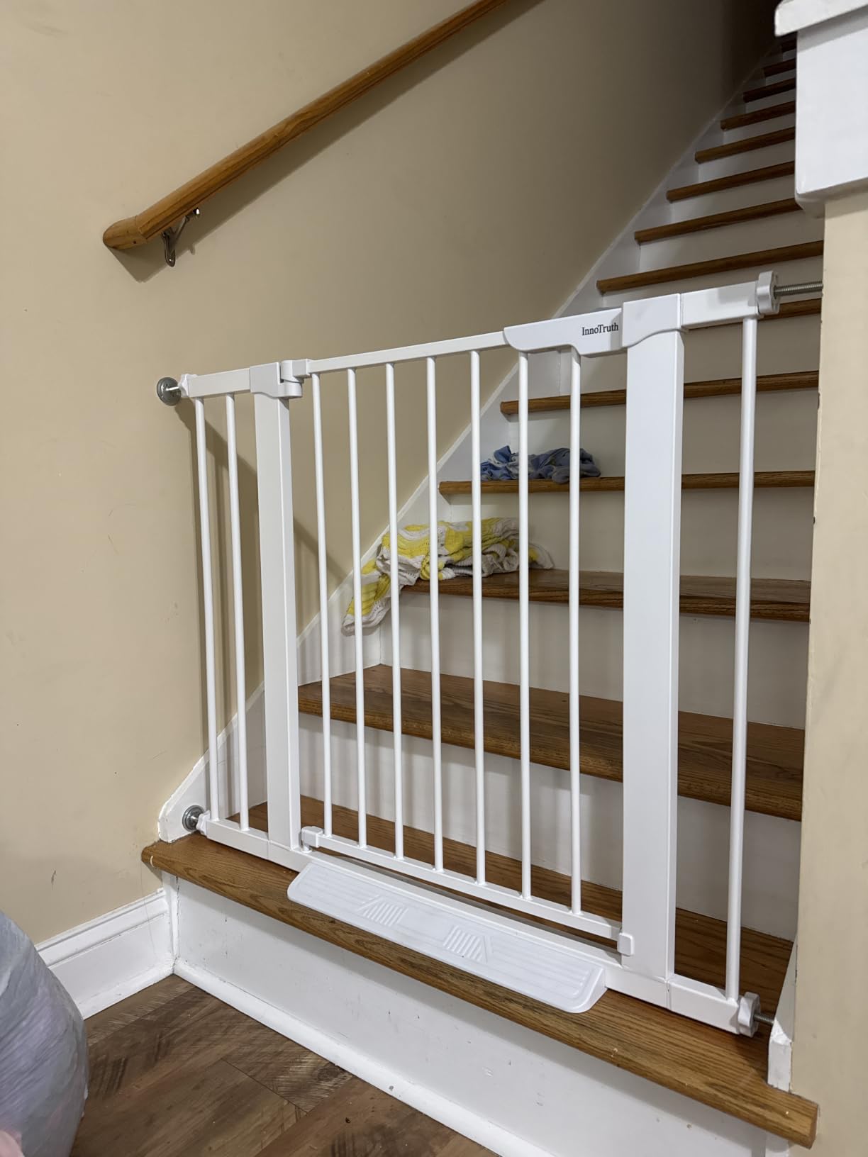 InnoTruth 29.6-50.1 in Extra Wide Baby Gate for Stairs and Doorways, White customer photo 1