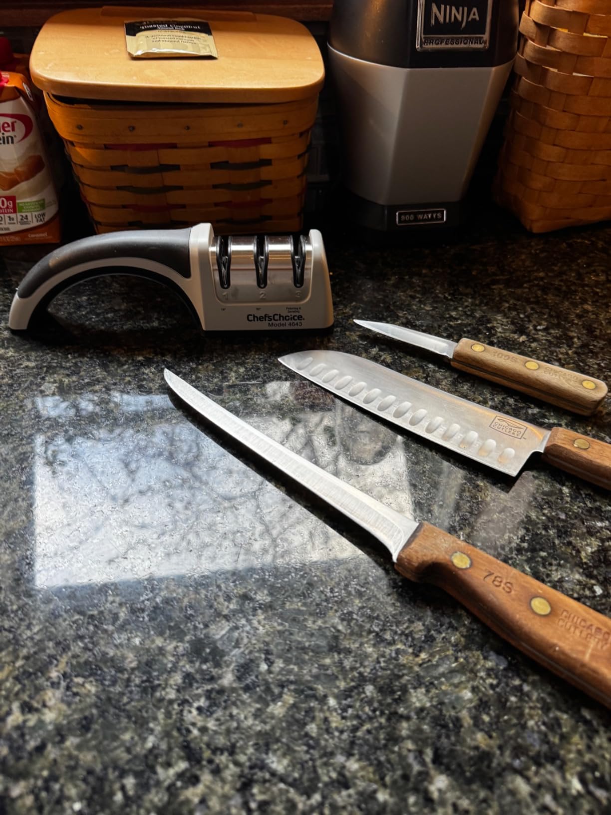 Chef'sChoice Manual Knife Sharpeners for 15- and 20-Degree Straight-Edge and Serrated Knives with Diamond Abrasives Precise Angle Control & Compact Footprint, 2-Stage, Gray customer photo 1