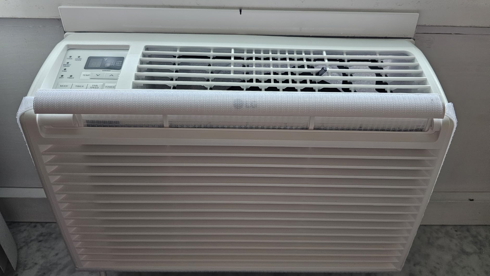 LG 6,000 BTU Window Air Conditioner, 115V, Cools 250 Sq.Ft. for Bedroom, Den, Living Room, Quiet Operation, with Remote, 2 Cooling & Fan Speeds, 2-Way Air Deflection, Auto Restart, White customer photo 1