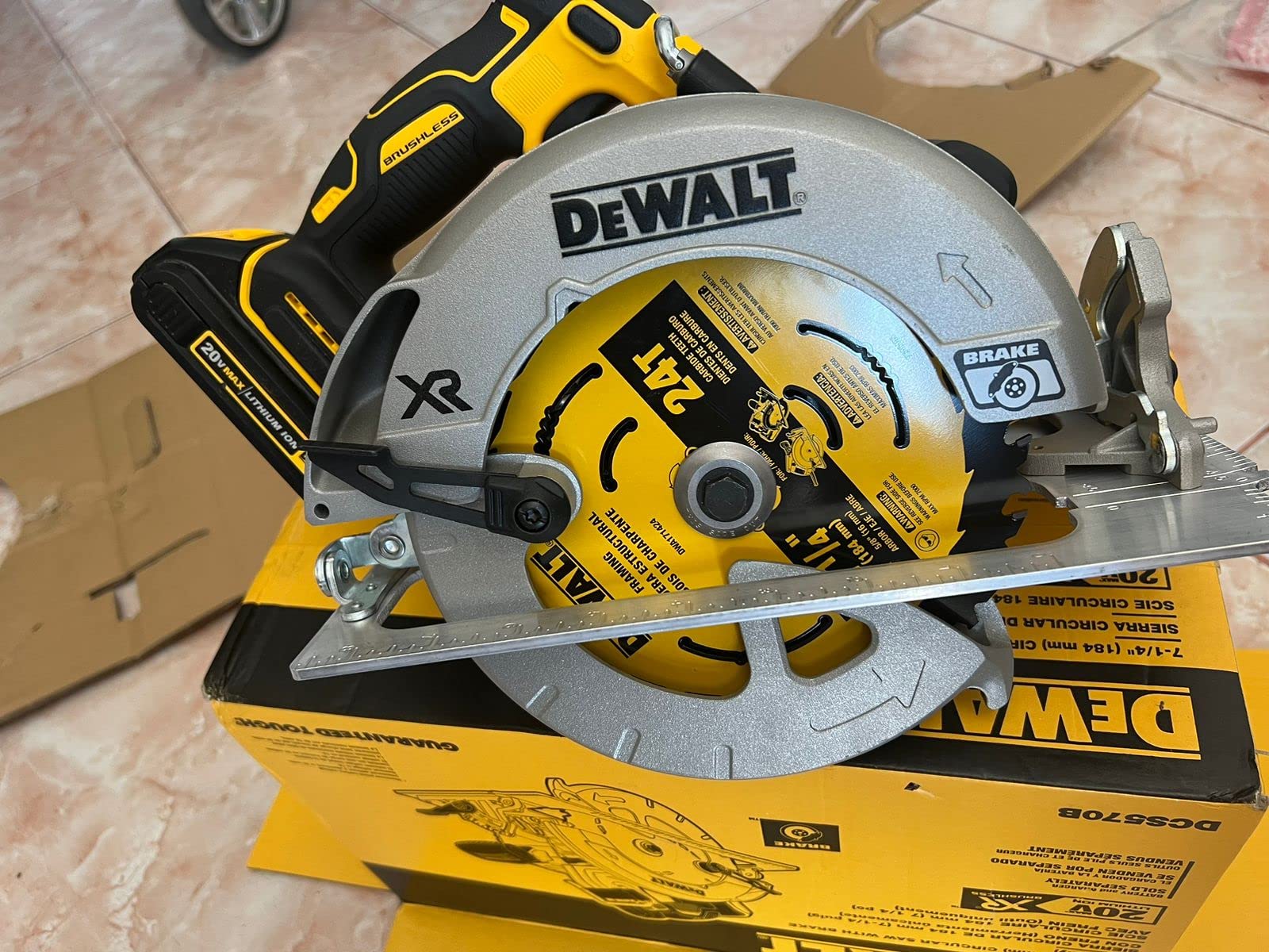 DEWALT 20V MAX Circular Saw Cordless with Brake, 7-1/4 Inch, Tool Only (DCS570B) customer photo 1