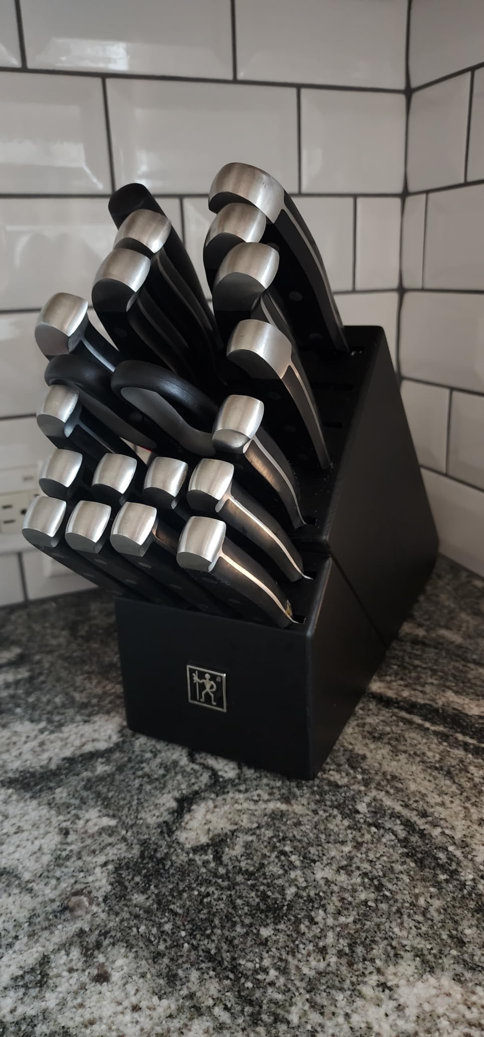 HENCKELS Premium Quality 15-Piece Knife Set with Block, Razor-Sharp, German Engineered Knife Informed by over 100 Years of Masterful Knife Making, Lightweight and Strong, Dark Brown customer photo 2