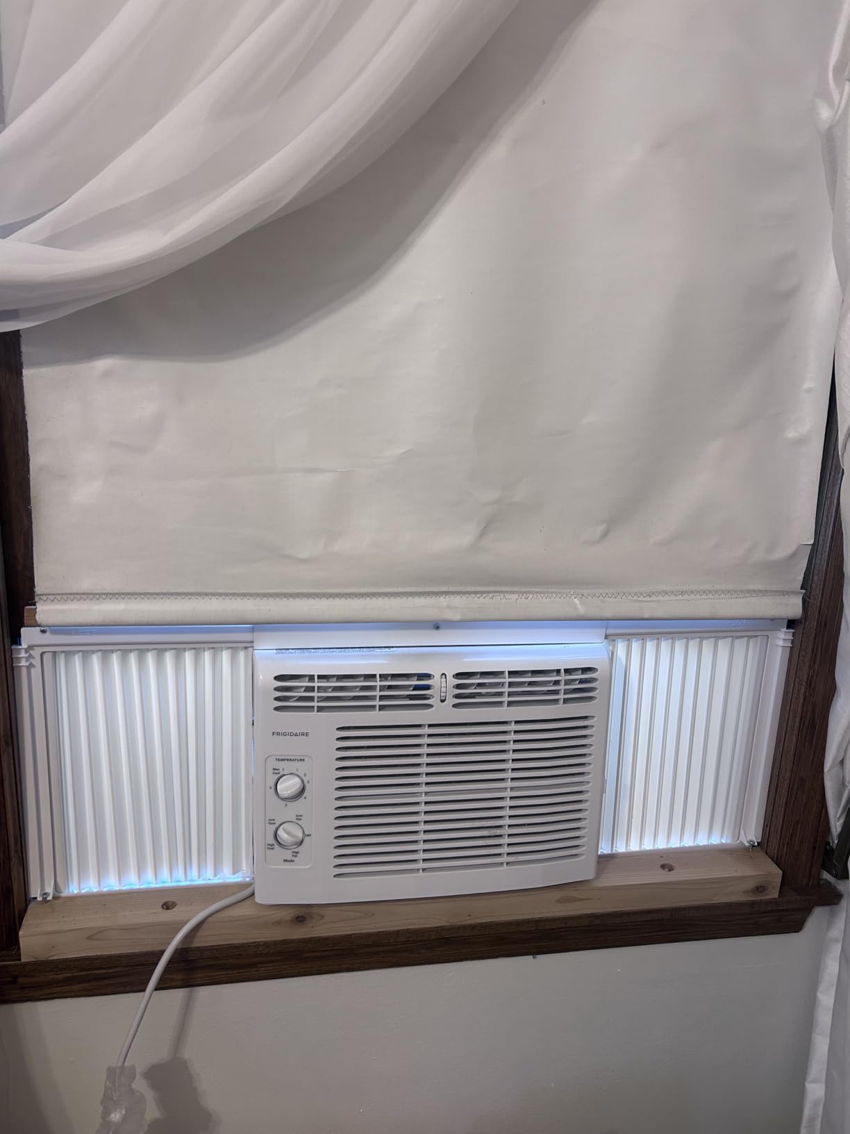 Frigidaire 5,000 BTU Window-Mounted Air Conditioner, Cools Up to 150 Sq. Ft., Quiet Operation, Effortless Temperature Control, 2 Fan Speeds, Auto Restart, White customer photo 2