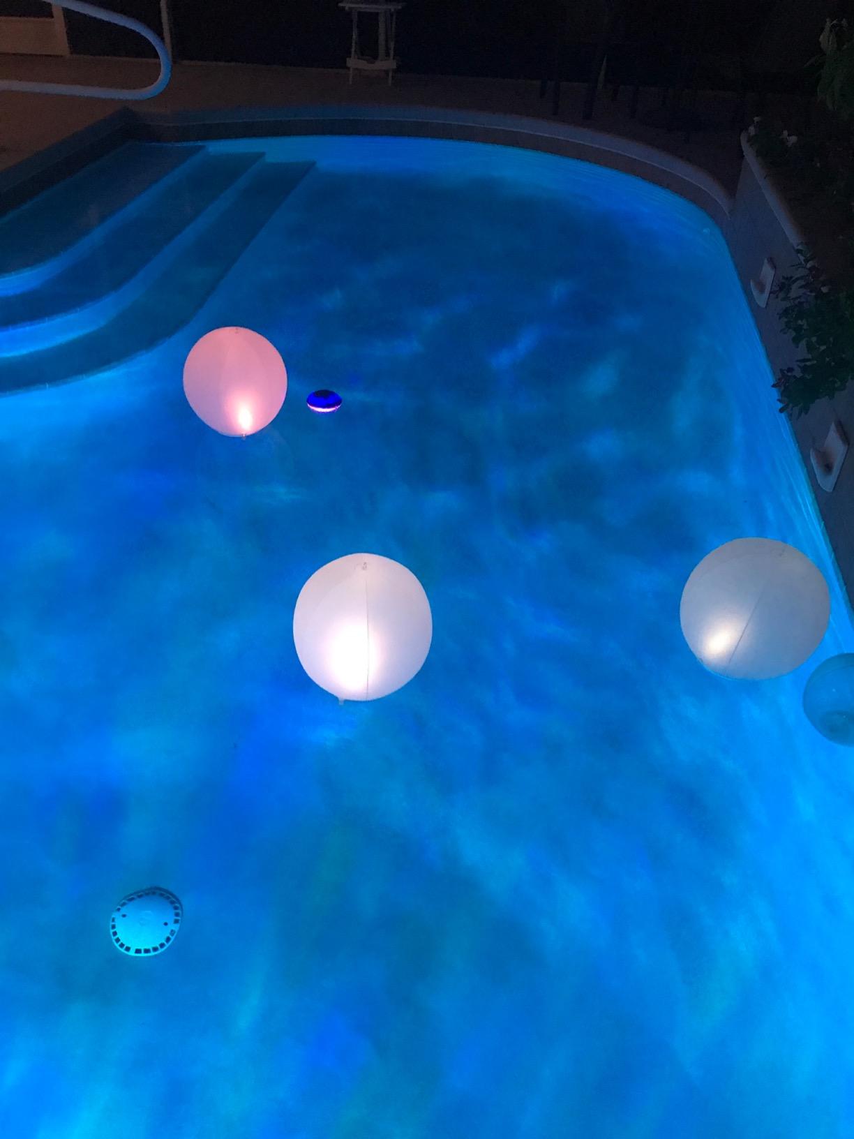 Bluetooth Pool Speaker with Colorful Light, Portable Floating Pool Speaker IP68 Waterproof,Built-in Mic, Floatable Crystal Clear Sound Wireless Bluetooth Hot Tub Speakers for Pools Spa Outdoor customer photo 1