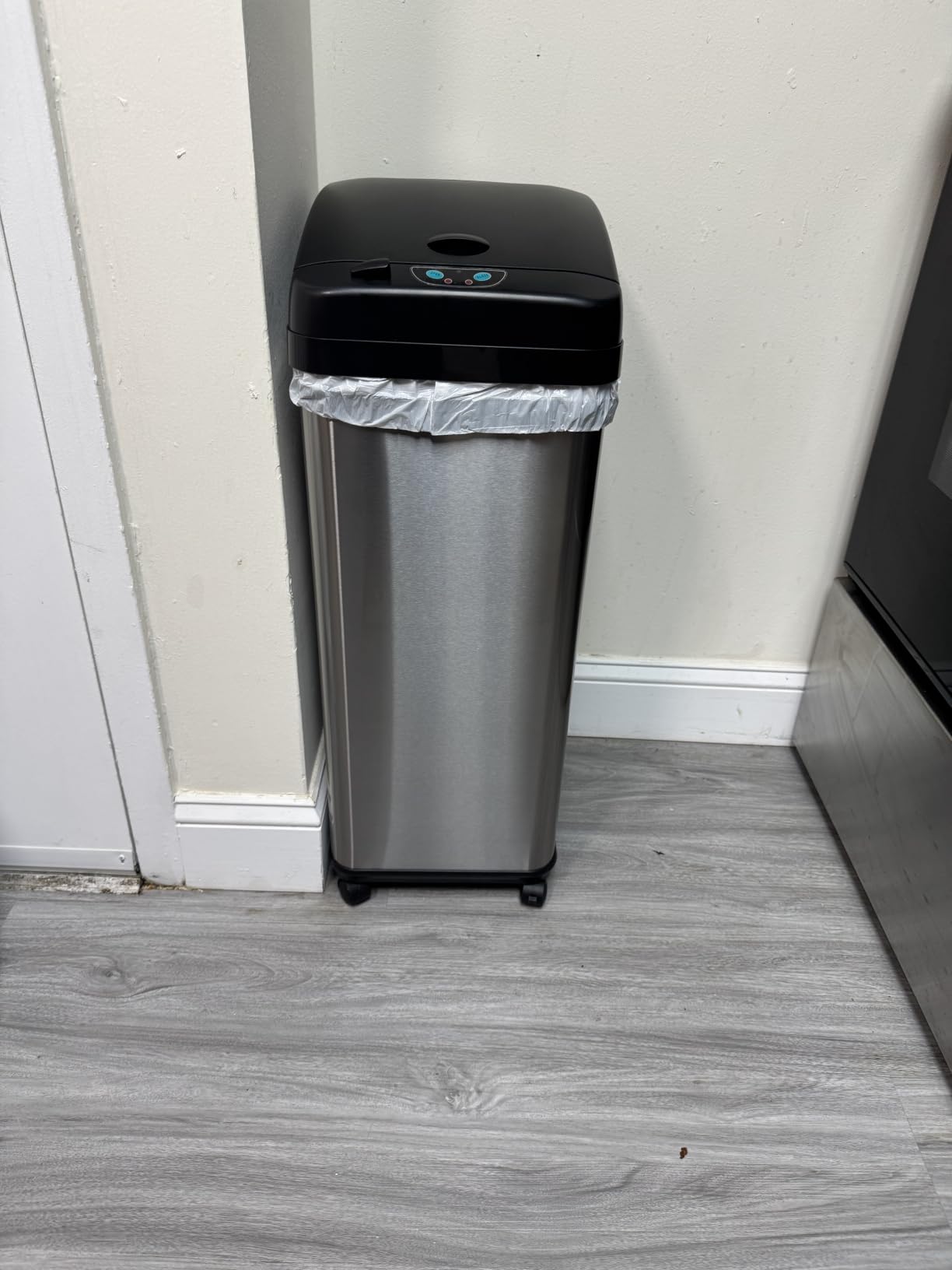 iTouchless 8 Gal Dog-Proof Sensor Kitchen Trash Can with Lid & Odor Filter customer photo 1