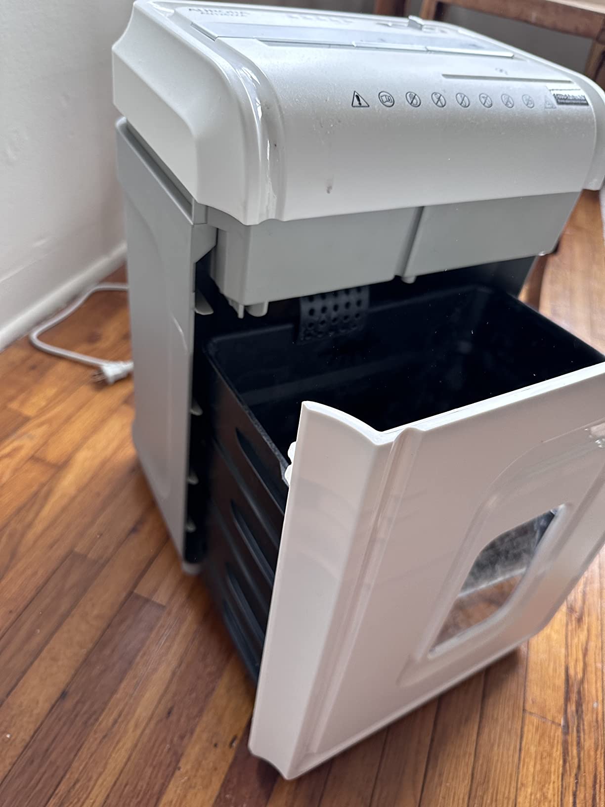 Aurora AU1260XA Anti-Jam 12-Sheet Crosscut Paper and CD/Credit Card Shredder customer photo 1