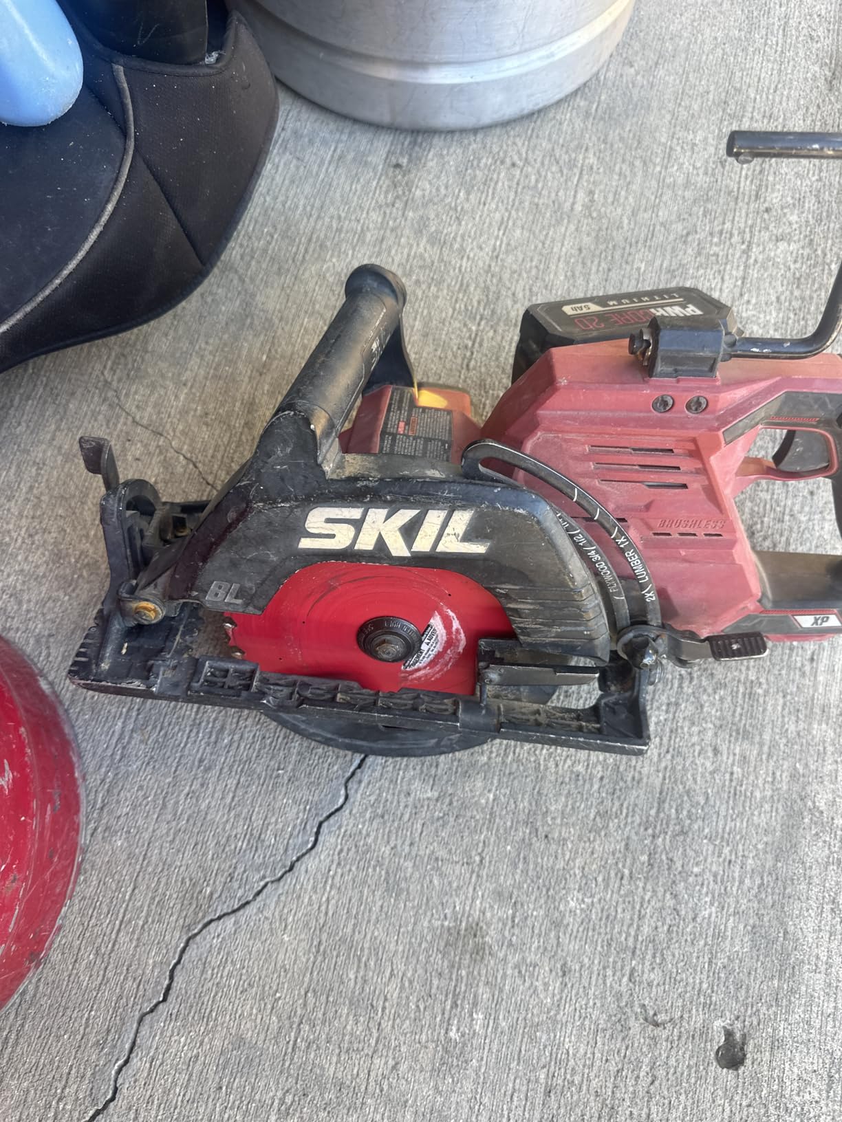 SKIL 2x20V PWR CORE 20 Brushless 7-1/4” Rear Handle Circular Saw Kit Includes Two 5.0Ah Batteries and Dual Port Auto PWR Jump Charger-CR5429B-20, Red customer photo 1