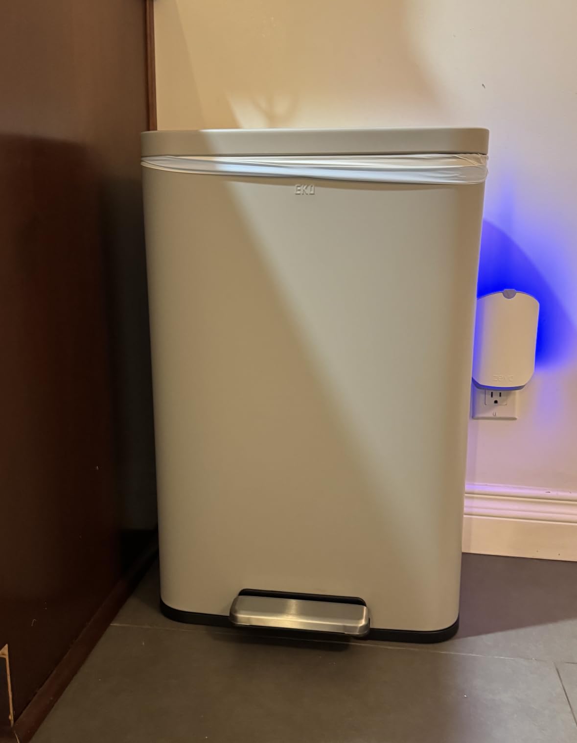 EKO Madison Matte Black Stainless Steel 13.2 Gal/50L Kitchen Step Trash Can or Recycling Bin, Removable Inner Liner, Soft Close Lid, Fingerprint Resistant Finish customer photo 2