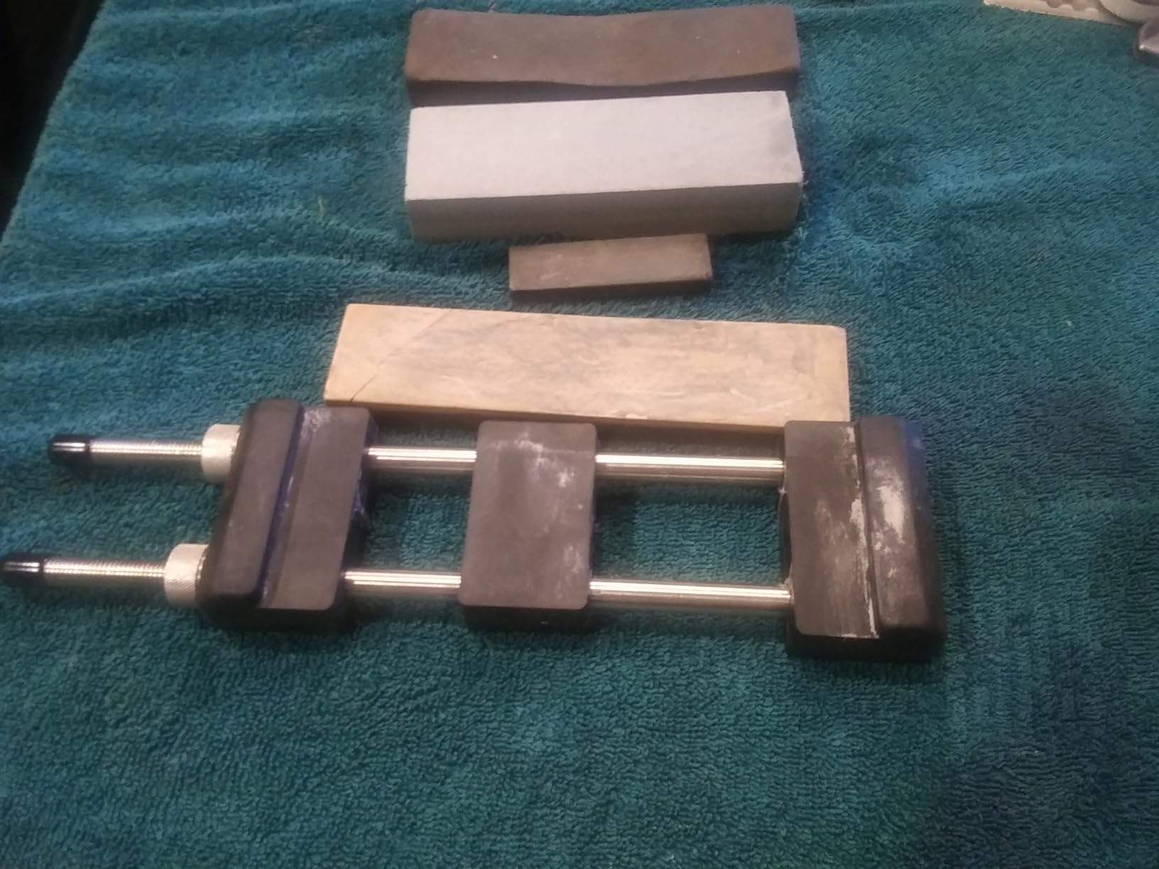 QWORK Sharpening Stone Holder, Universal Sharpening Whetstone Holder, Adjustable from 5-1/2 to 9 Inches, No-Slip Sharpening Stone Base, for Various Whetstone, Oils Stone or Diamond Stones customer photo 1