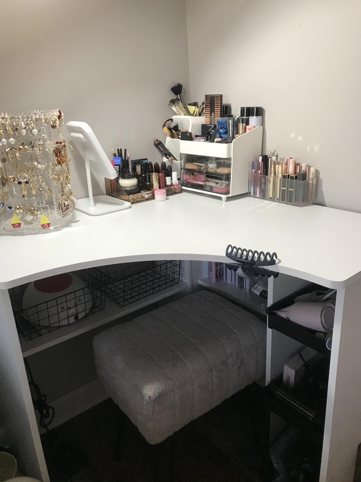 Tangkula Compact Corner Desk, Space Saving Study Table, White customer photo 1