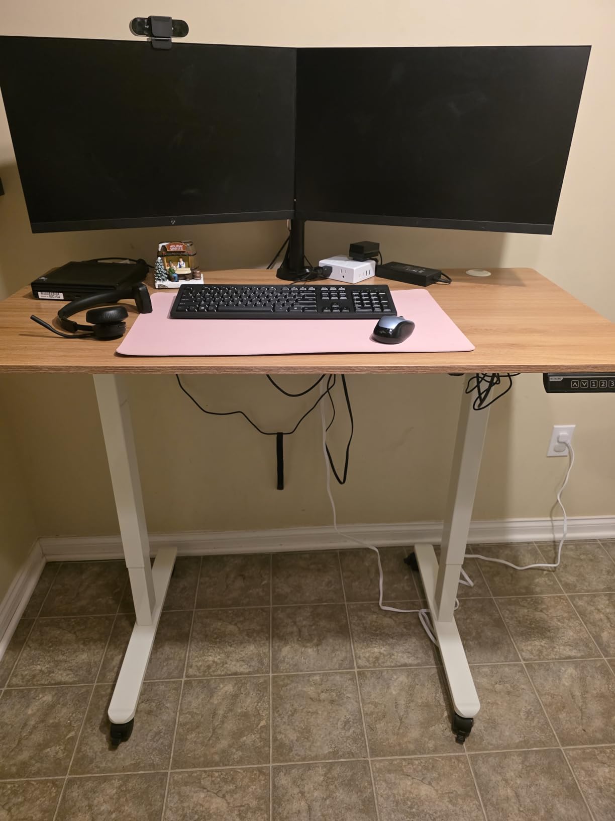 Monomi Large Electric Standing Desk 71“x31.5“ Height Adjustable,Black customer photo 1